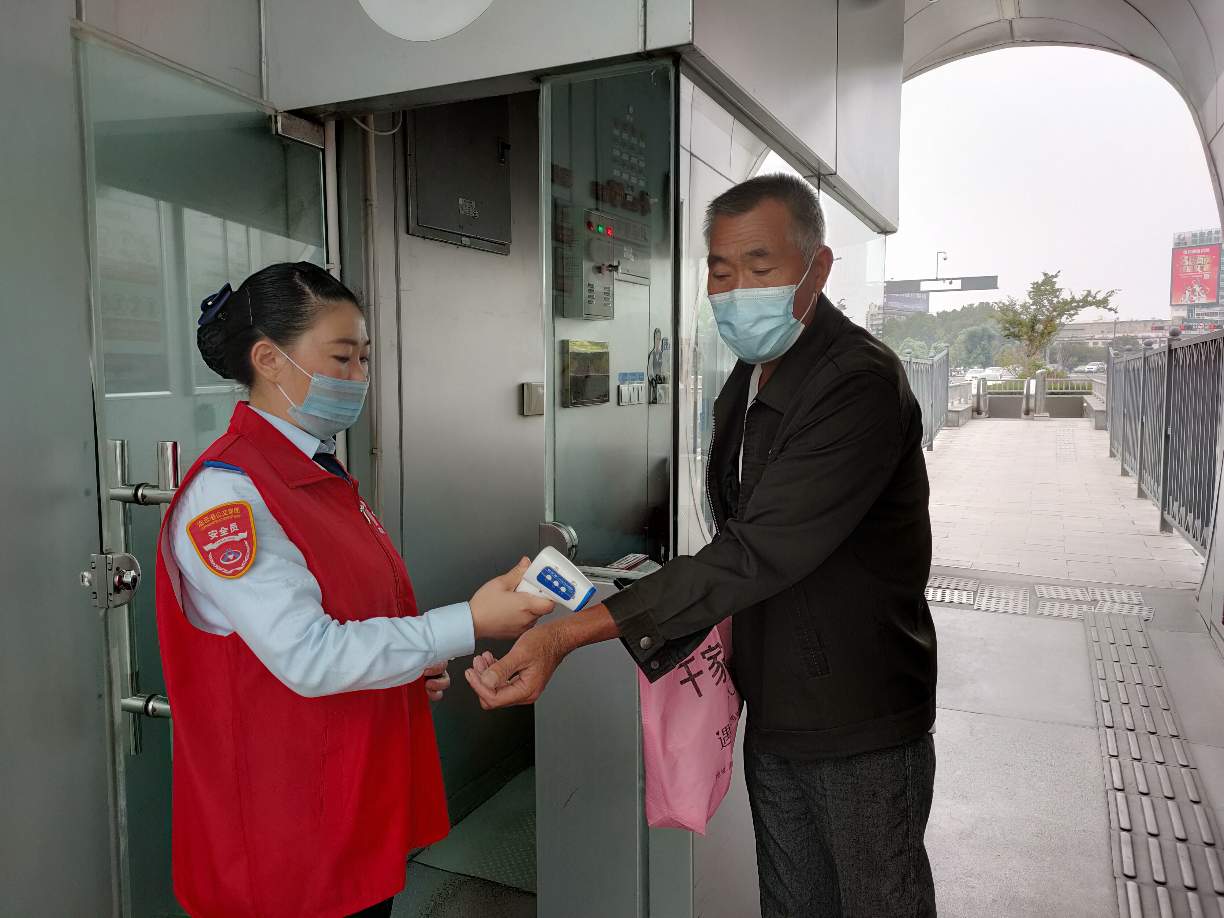 快速公交事業(yè)部站務(wù)員孫楠幫助乘客找到丟失的手機(jī)，乘客贈送奶茶表示感謝