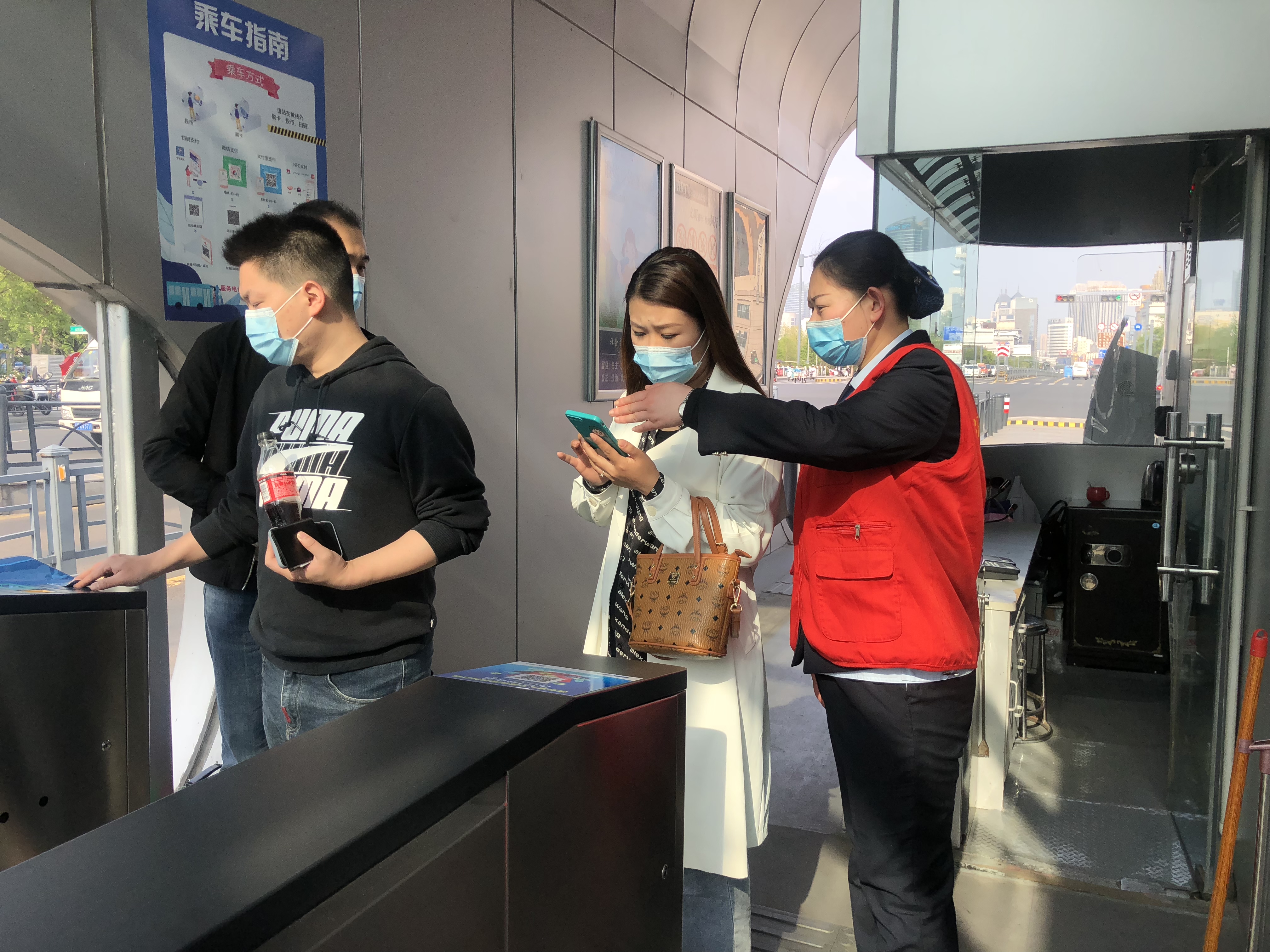 快速公交事業(yè)部站務(wù)員張議丹、曹興鑫幫助乘客找回丟失校服獲感謝