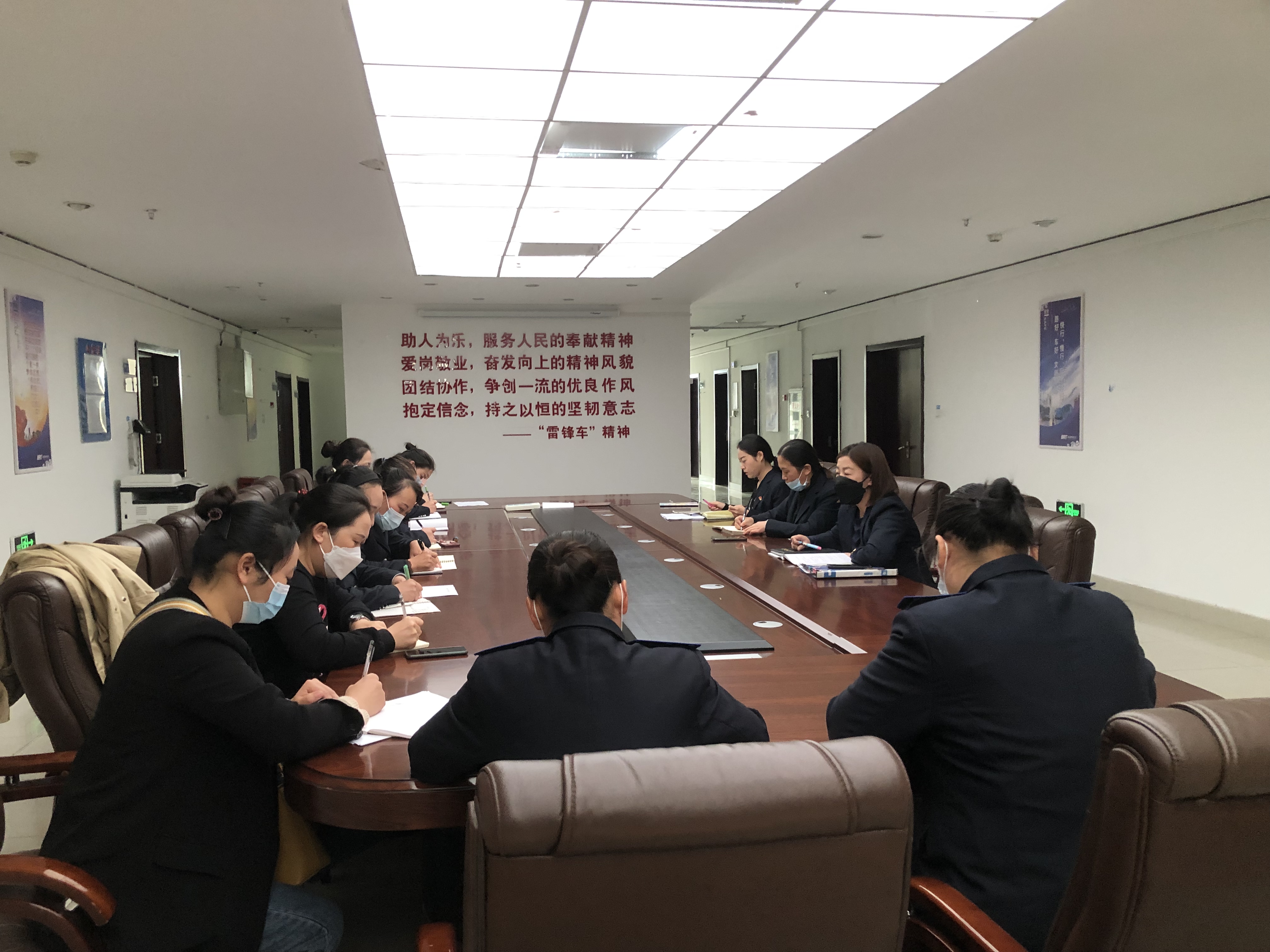 公交集團(tuán)快速公交事業(yè)部召開(kāi)站務(wù)班組長(zhǎng)會(huì)議