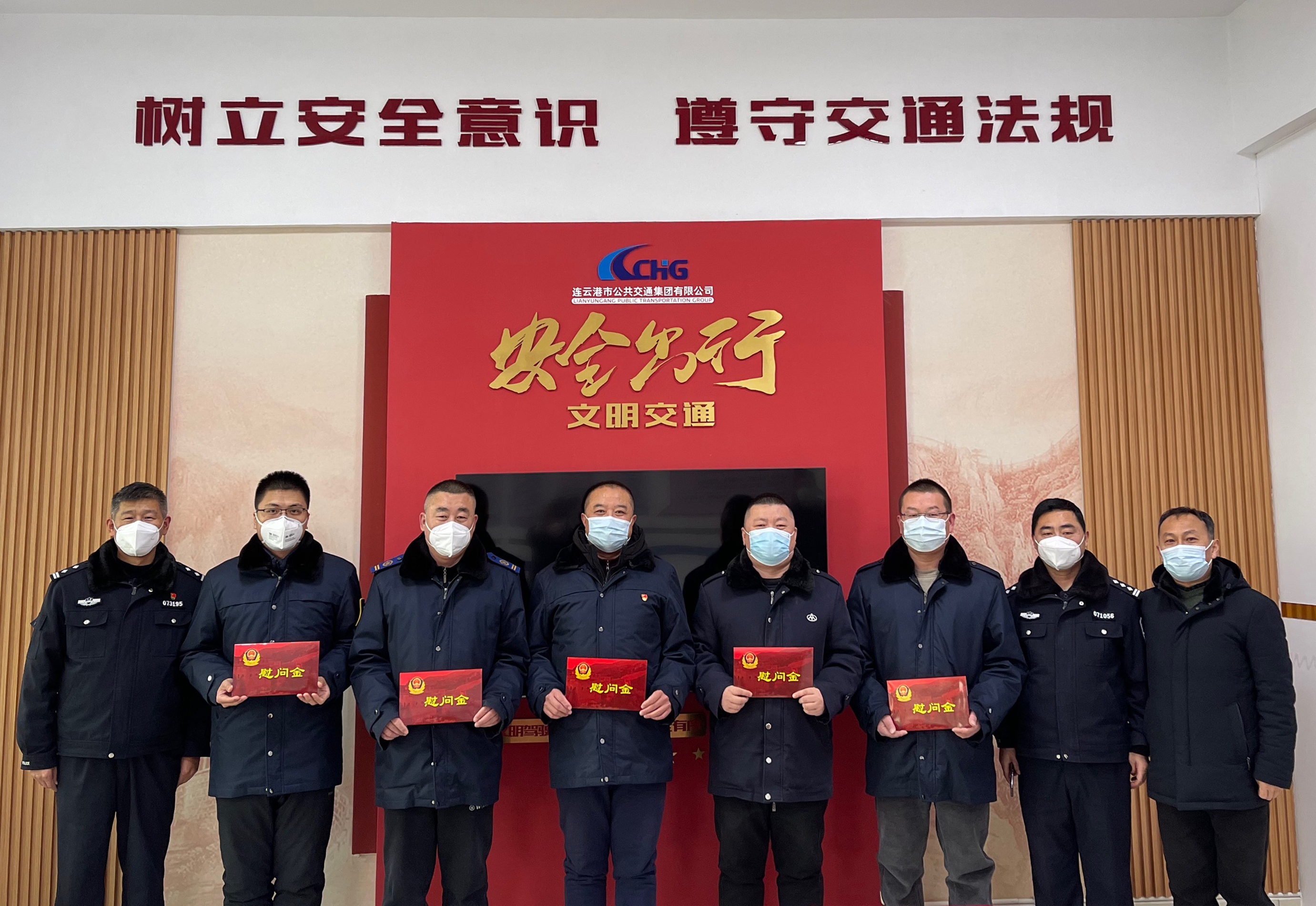 市公安公交分局治安大隊(duì)到公交集團(tuán)慰問(wèn)見(jiàn)義勇為駕駛員