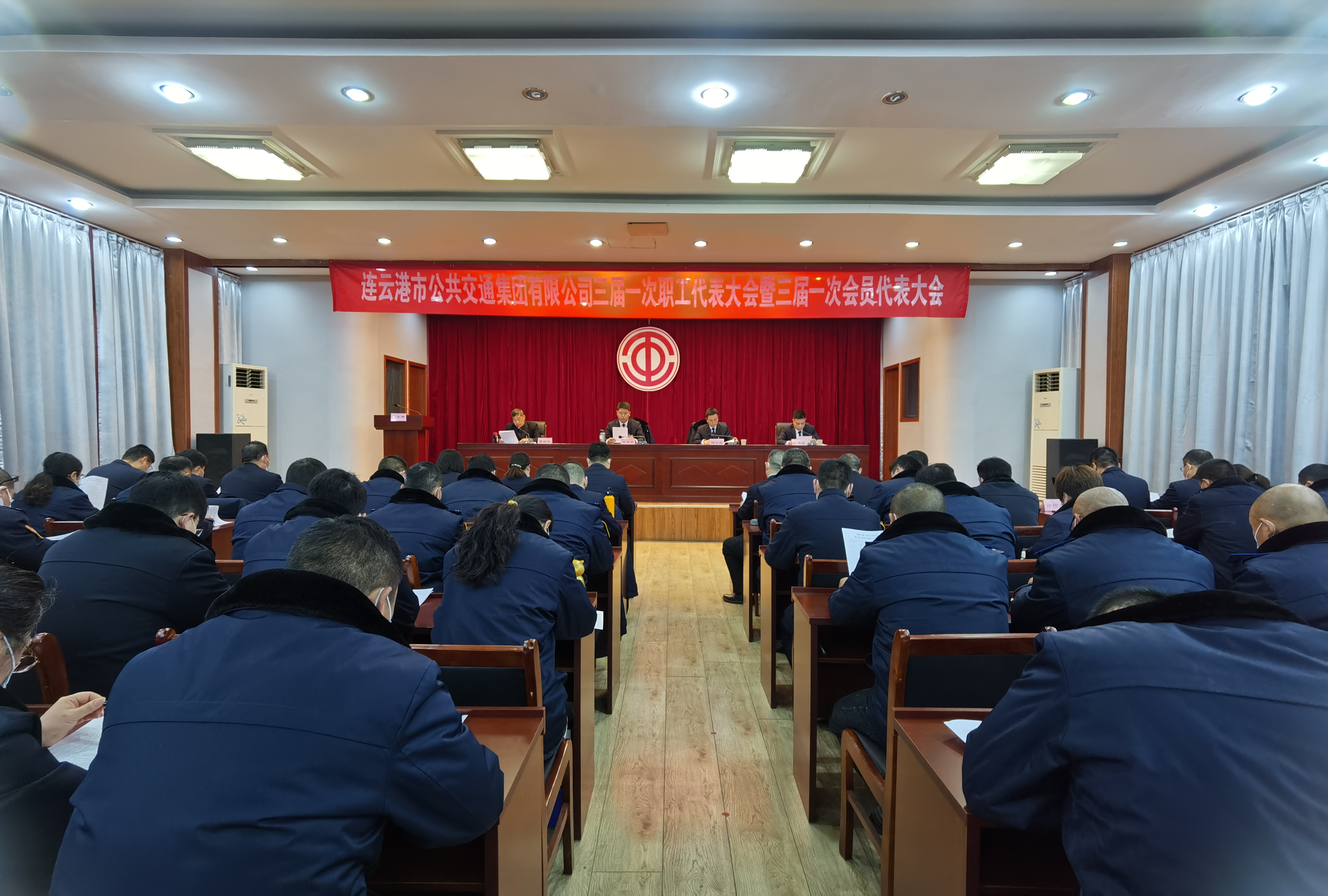 公交集團(tuán)召開三屆一次職工代表大會(huì)暨三屆一次會(huì)員代表大會(huì)