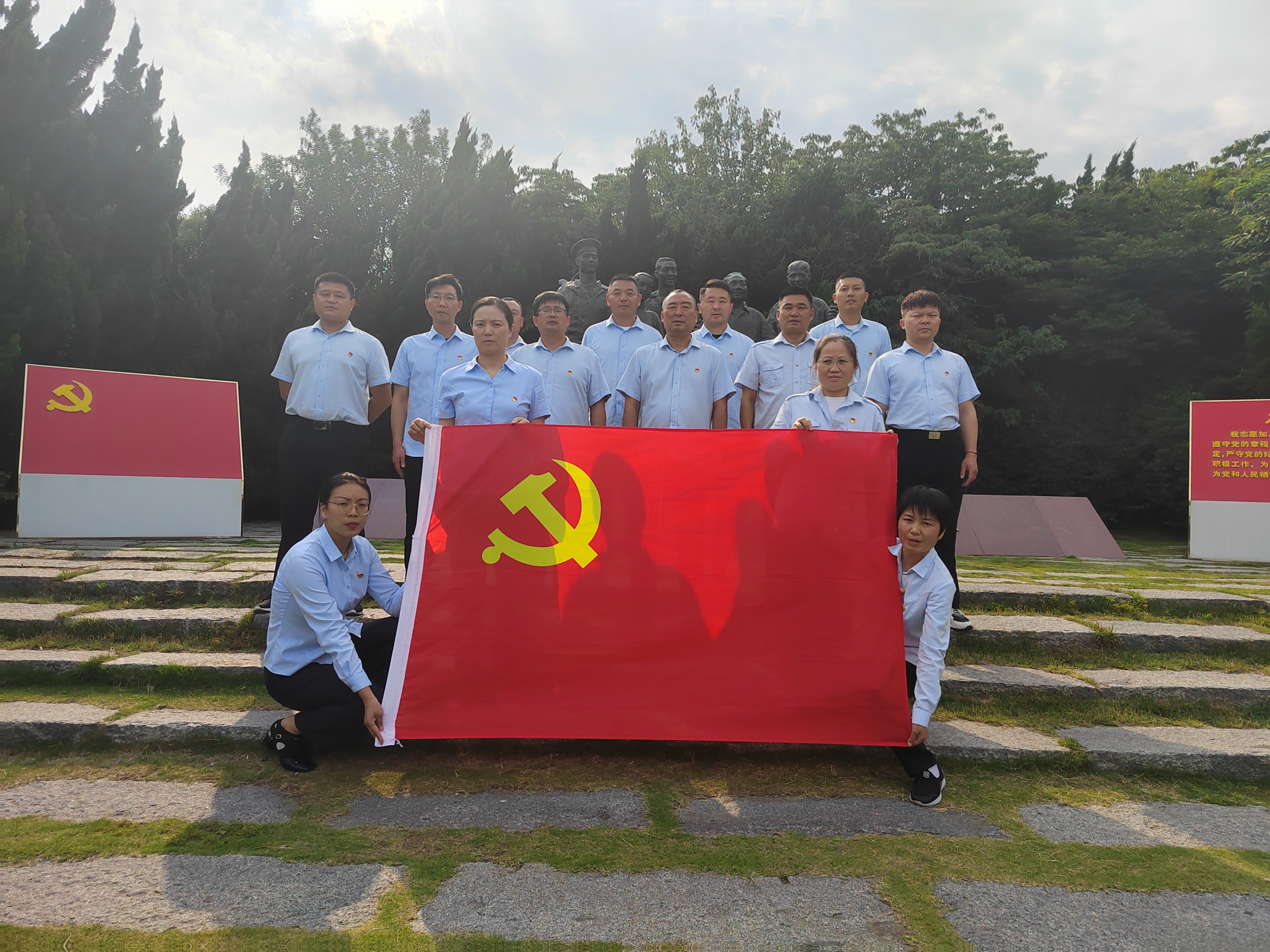 走進“鄧小平和人民在一起”雕塑公園，公交集團公交事業(yè)二部黨支部理論學(xué)習(xí) 中心組（擴大）開展現(xiàn)場研學(xué)