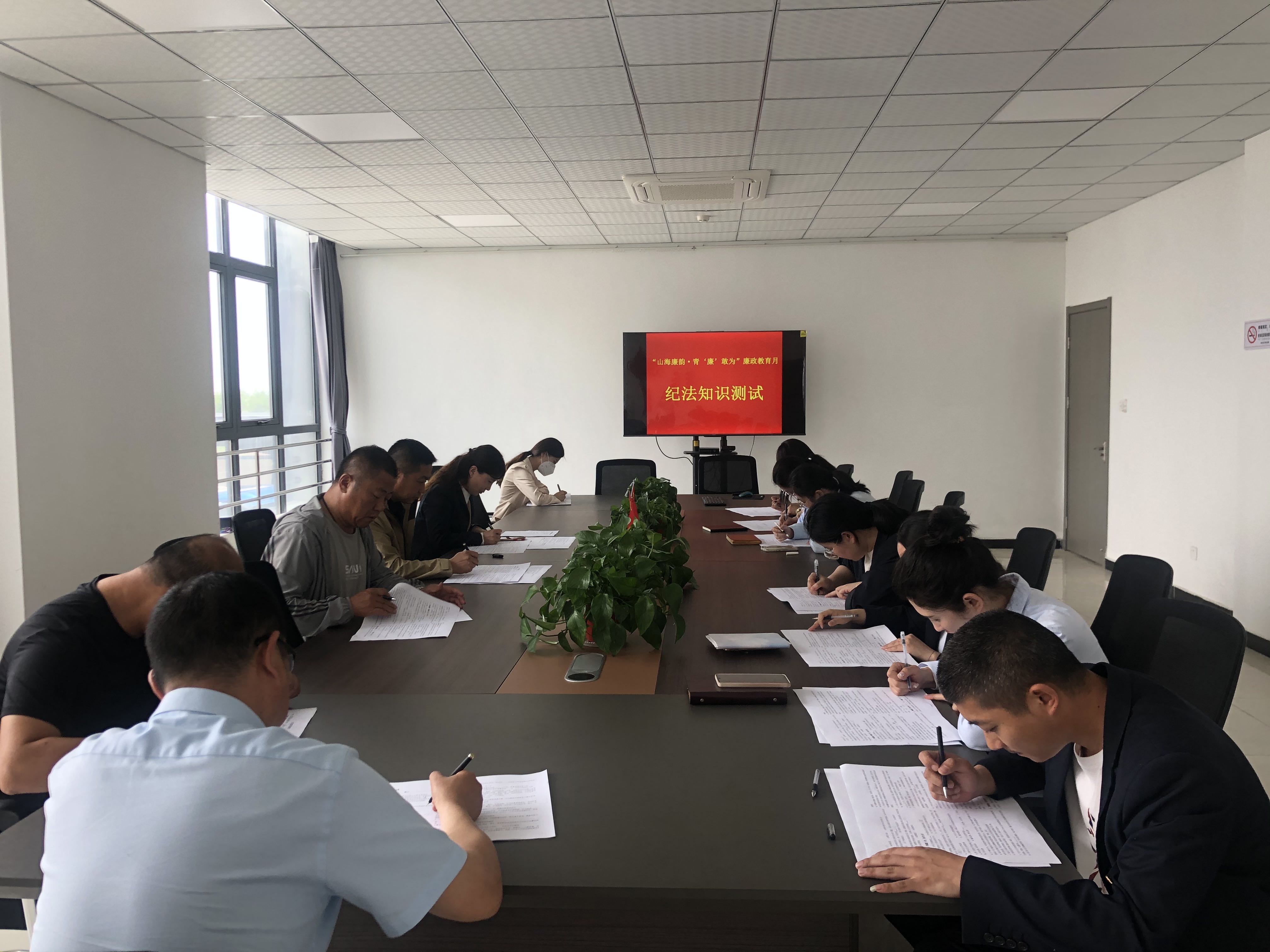 公交集團(tuán)經(jīng)營發(fā)展事業(yè)部組織黨員干部及年輕職工開展紀(jì)法知識(shí)測試