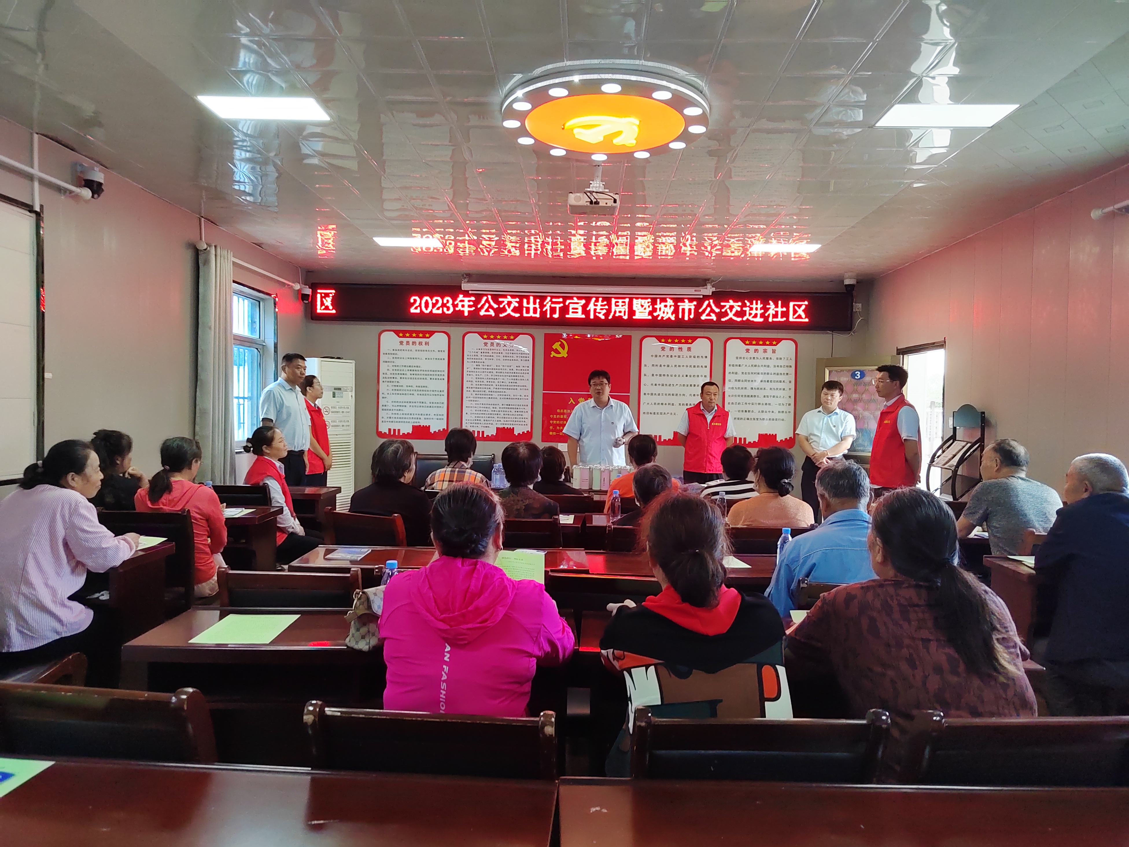 “聽取民意 提高服務(wù)”公交集團公交事業(yè)二部走進(jìn)板橋社區(qū)