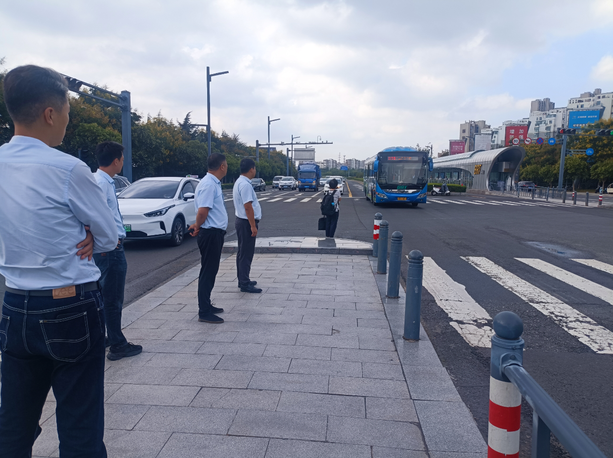 公交集團(tuán)快速公交事業(yè)部開展中秋國(guó)慶“雙節(jié)”前安全大檢查