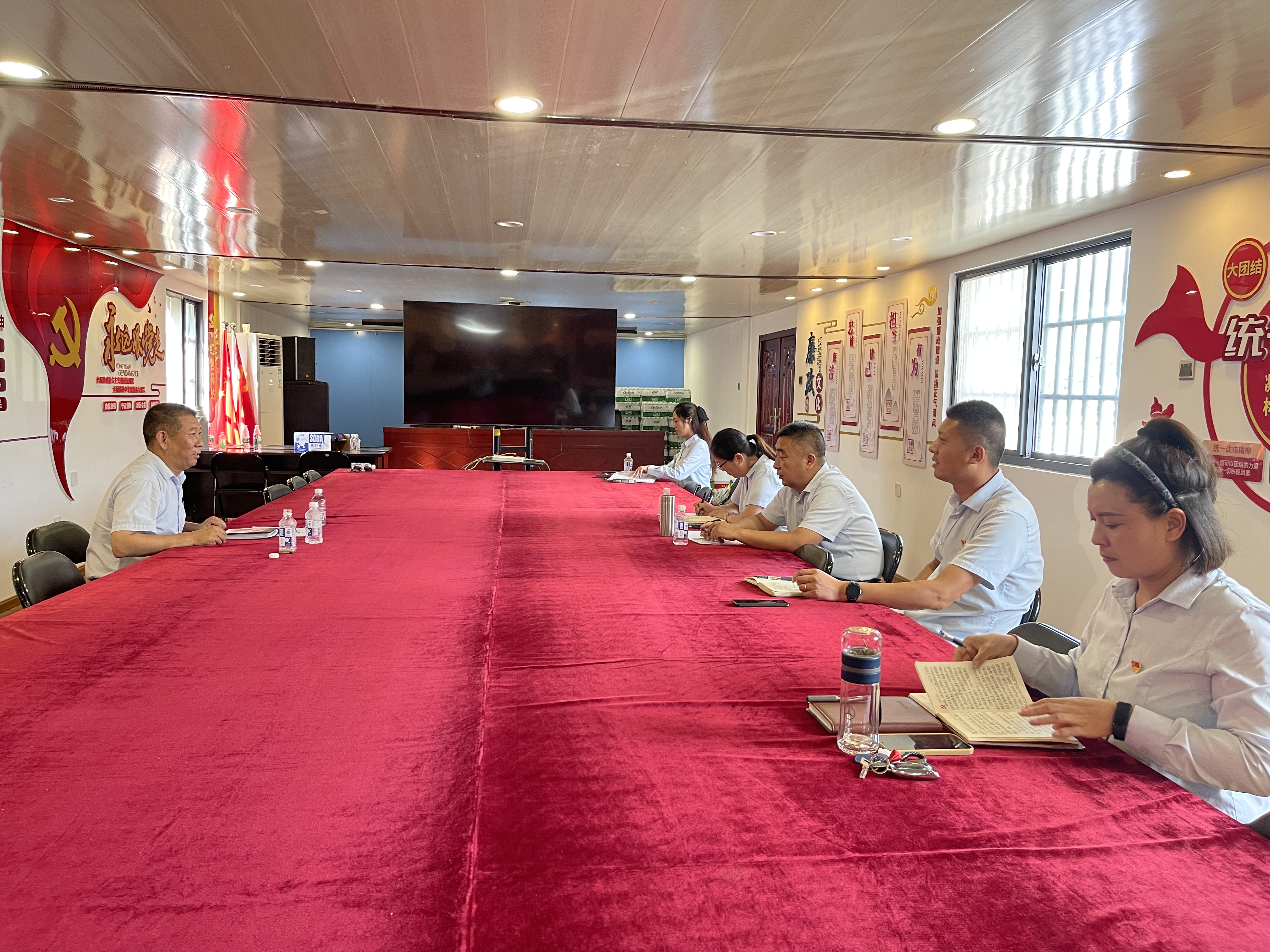 公交集團(tuán)公交事業(yè)一部理論中心組專題學(xué)習(xí)研討《習(xí)近平新時(shí)代中國特色社會主義思想學(xué)習(xí)綱要（2023年版）》
