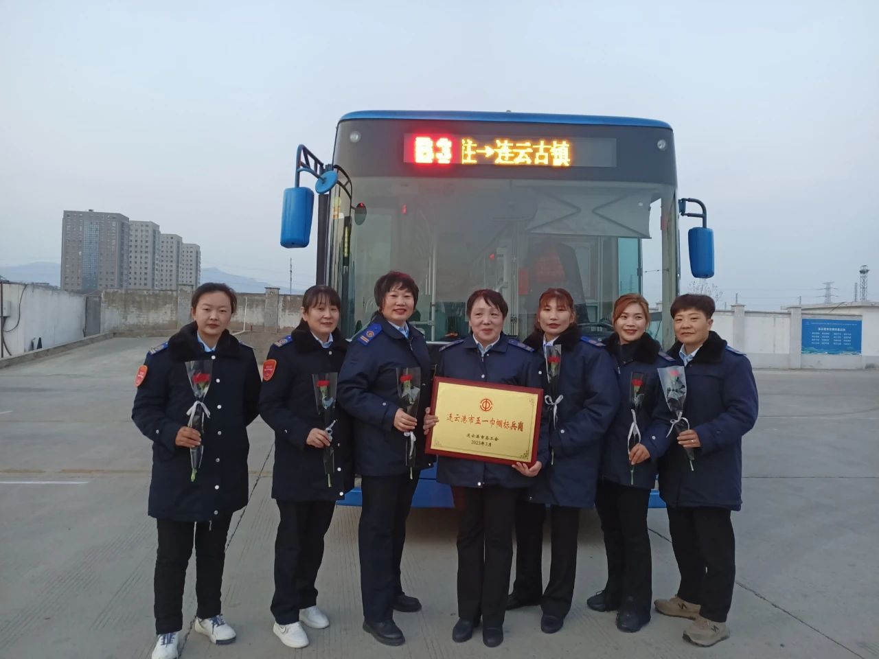 公交集團(tuán)B3線(xiàn)班組獲市“五一巾幗標(biāo)兵崗”榮譽(yù)稱(chēng)號(hào)