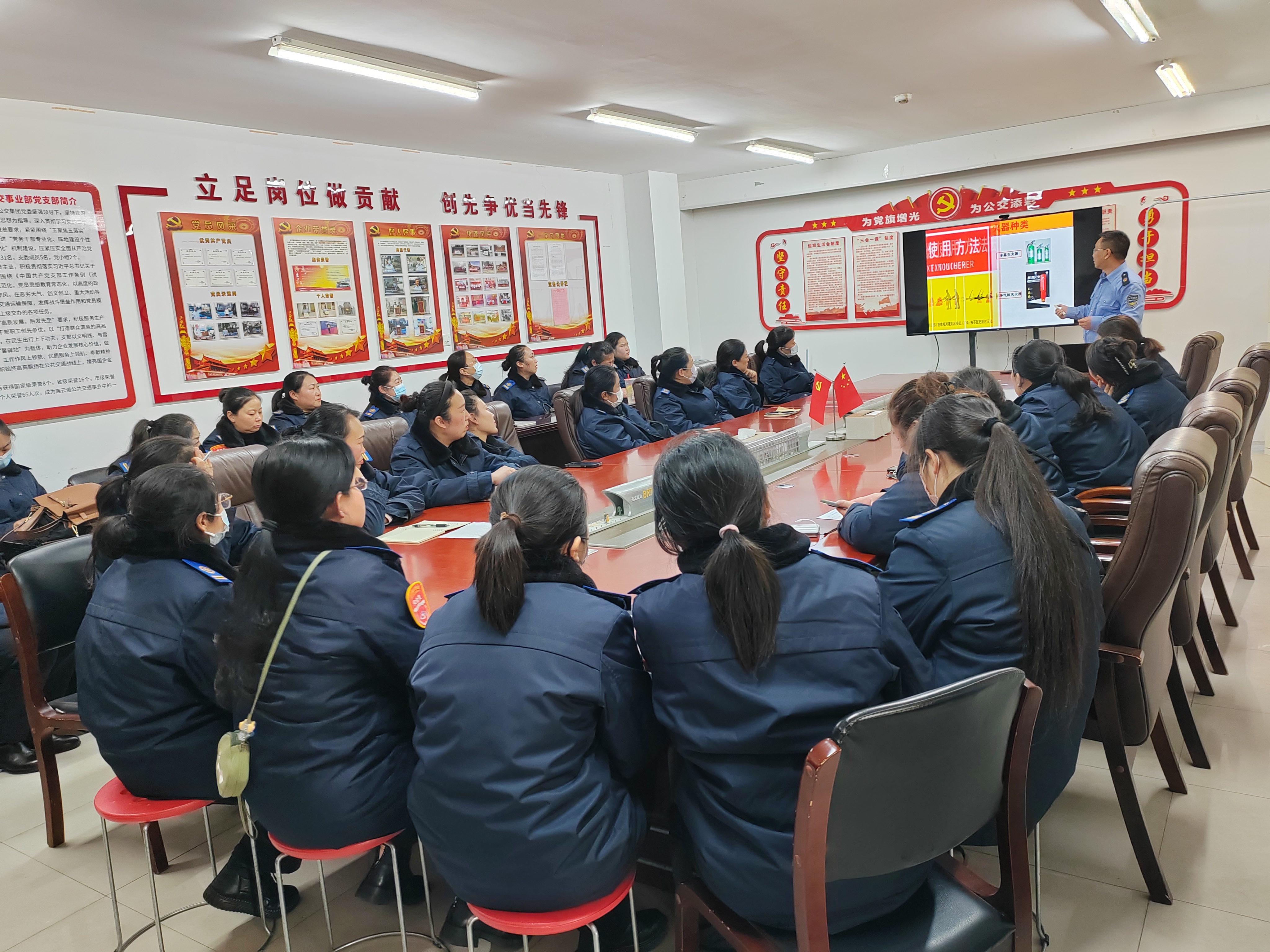 公交集團(tuán)組織站務(wù)員開展“預(yù)防為主，生命至上”消防知識培訓(xùn)