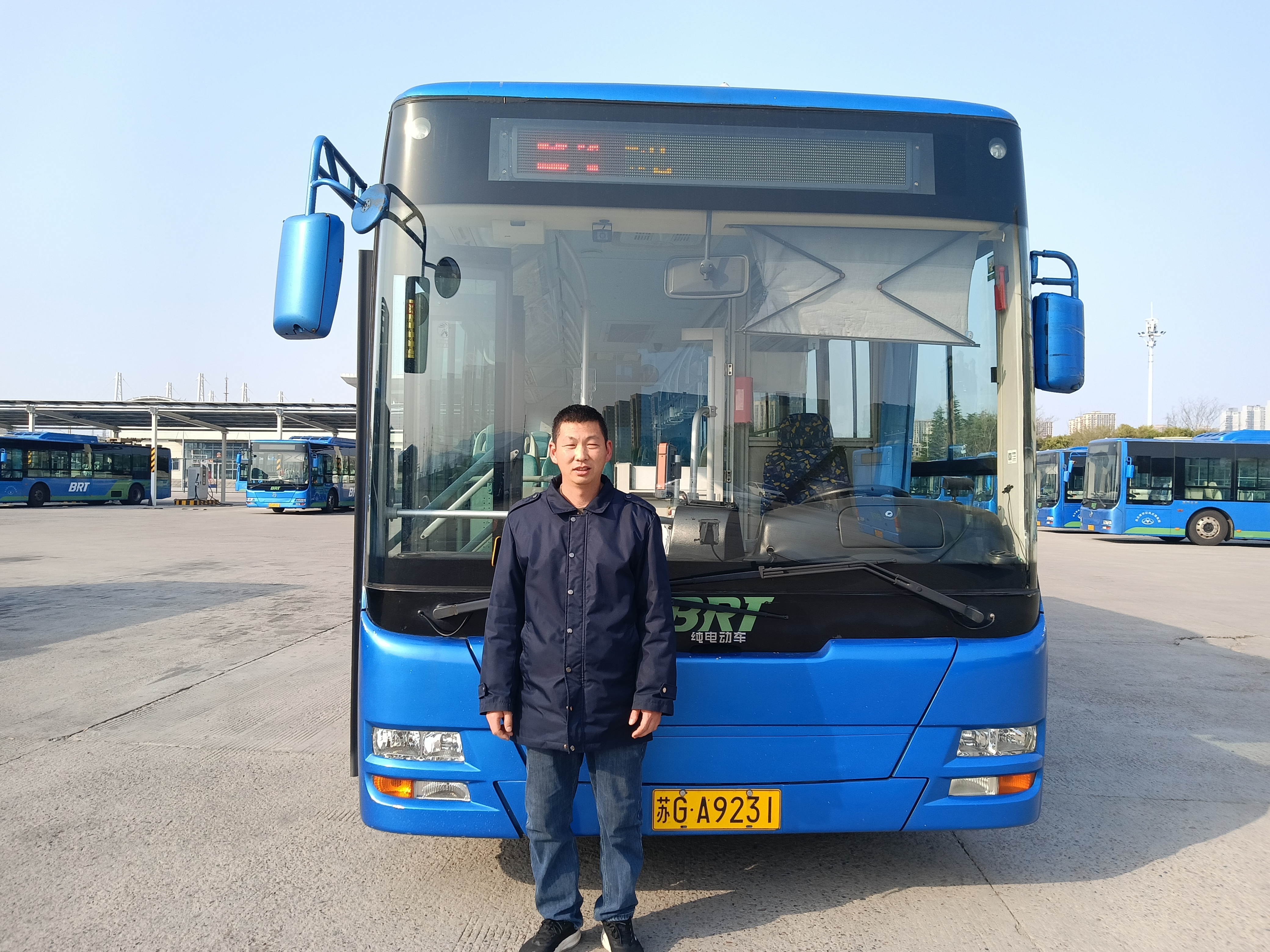 責(zé)任在肩，公交司機師傅助乘客尋回遺失財物