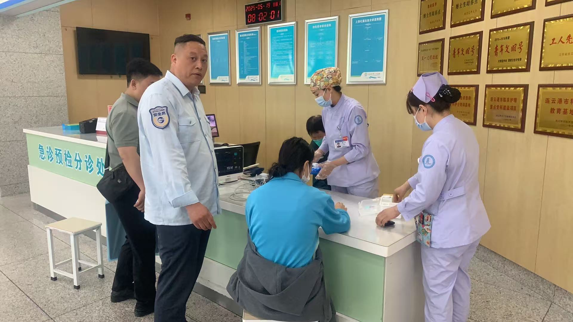 學(xué)生突發(fā)暈厥，公交集團(tuán)快速公交公司B12線 駕駛員王海平緊急救助