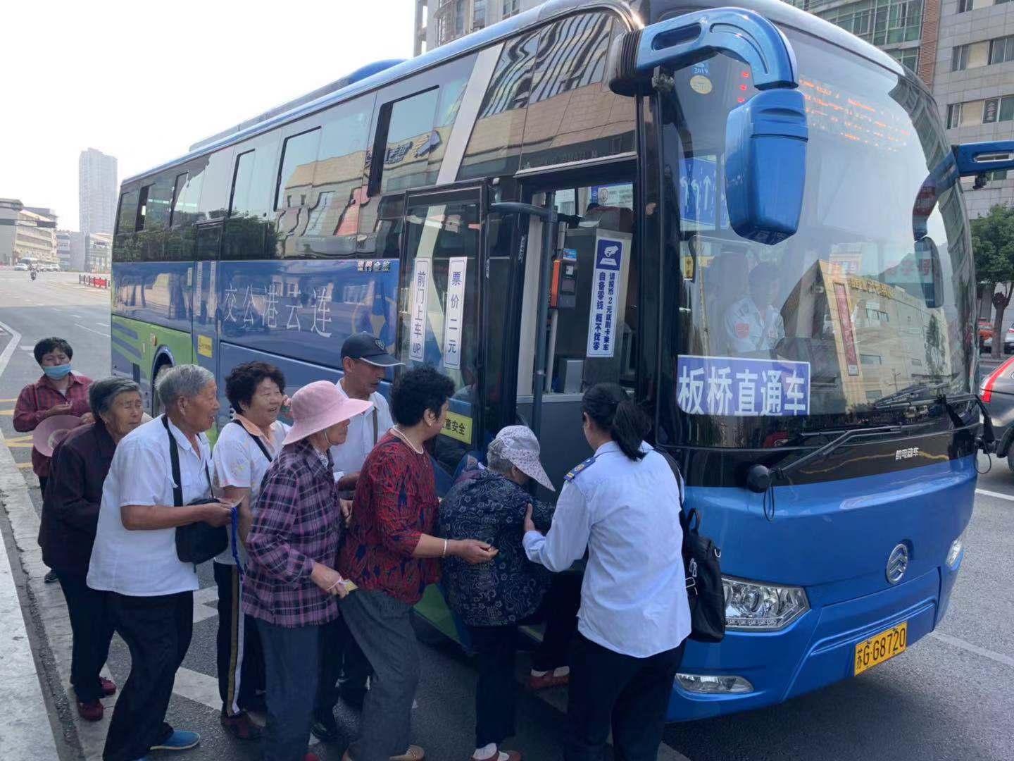 公交集團(tuán)開展關(guān)愛殘疾人無障礙乘車及“平安迎國(guó)慶”活動(dòng)