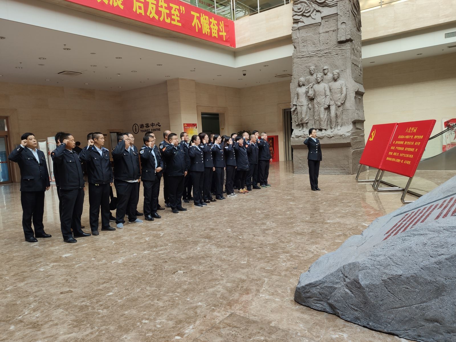 公交集團(tuán)公交事業(yè)一部組織參觀(guān)“共產(chǎn)黨人的初心與使命”檔案文獻(xiàn)展