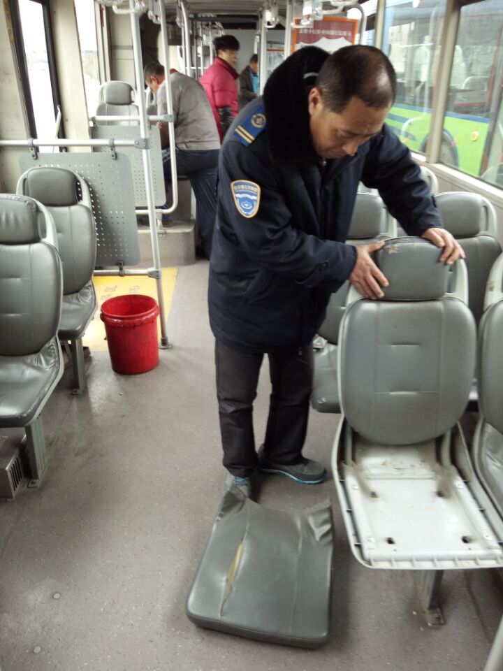 公交快速公司開(kāi)展車廂設(shè)備檢查工作