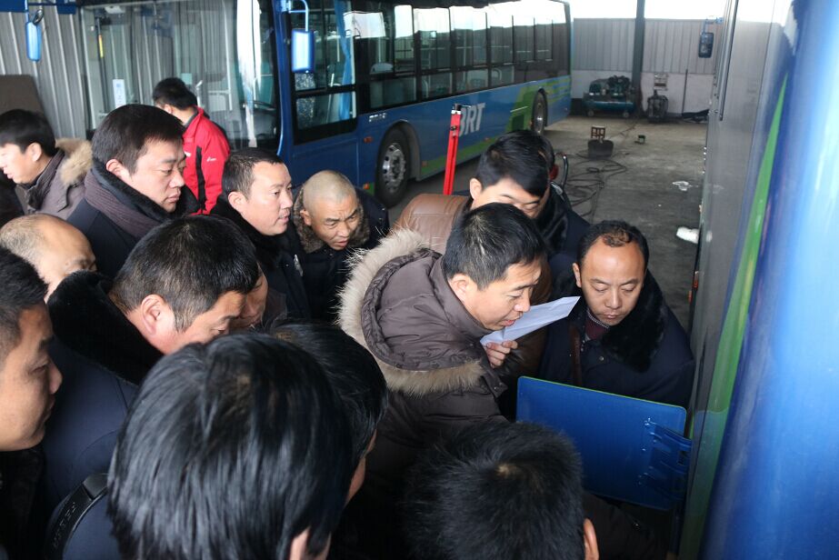 公交BRT公司組織駕駛員進(jìn)行電動(dòng)車(chē)輛崗前培訓(xùn)