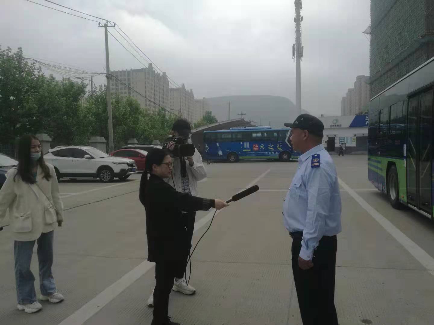 公交集團(tuán)公交事業(yè)一部3路駕駛員武傳超見義勇為，奮力滅火