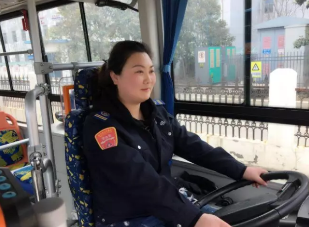 靚麗風(fēng)姿，“三八節(jié)”里公交集團(tuán)女員工們的別樣芳華