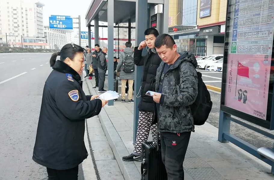 公交集團(tuán)公交事業(yè)一部向市民發(fā)放公交出行手冊