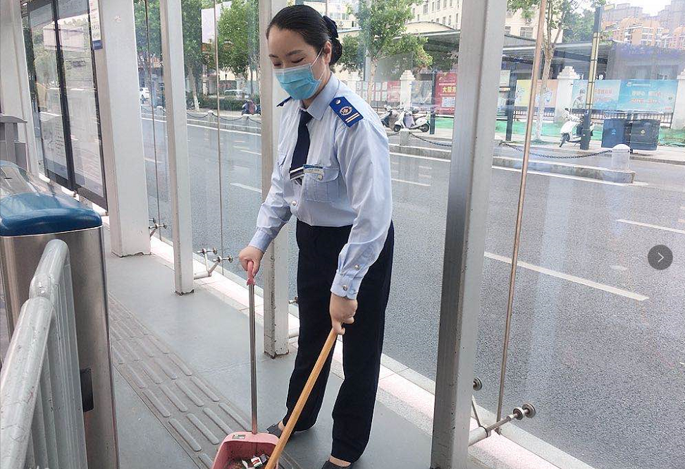 快速公交事業(yè)部站務(wù)員幫助乘客找到手機