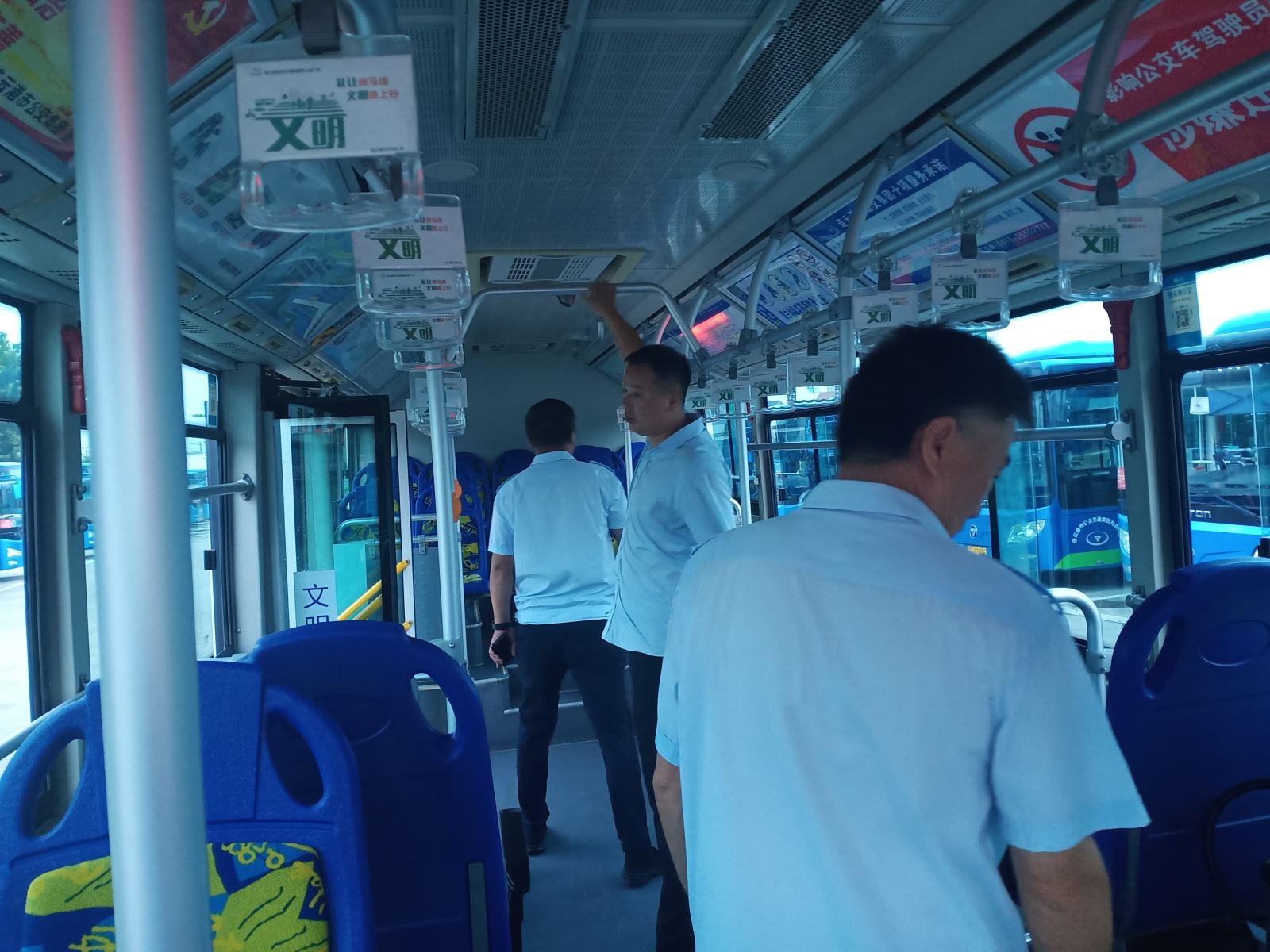 公交集團(tuán)公交事業(yè)一部加強(qiáng)車輛出場早檢查  扎實(shí)推進(jìn)創(chuàng)文工作深入開展