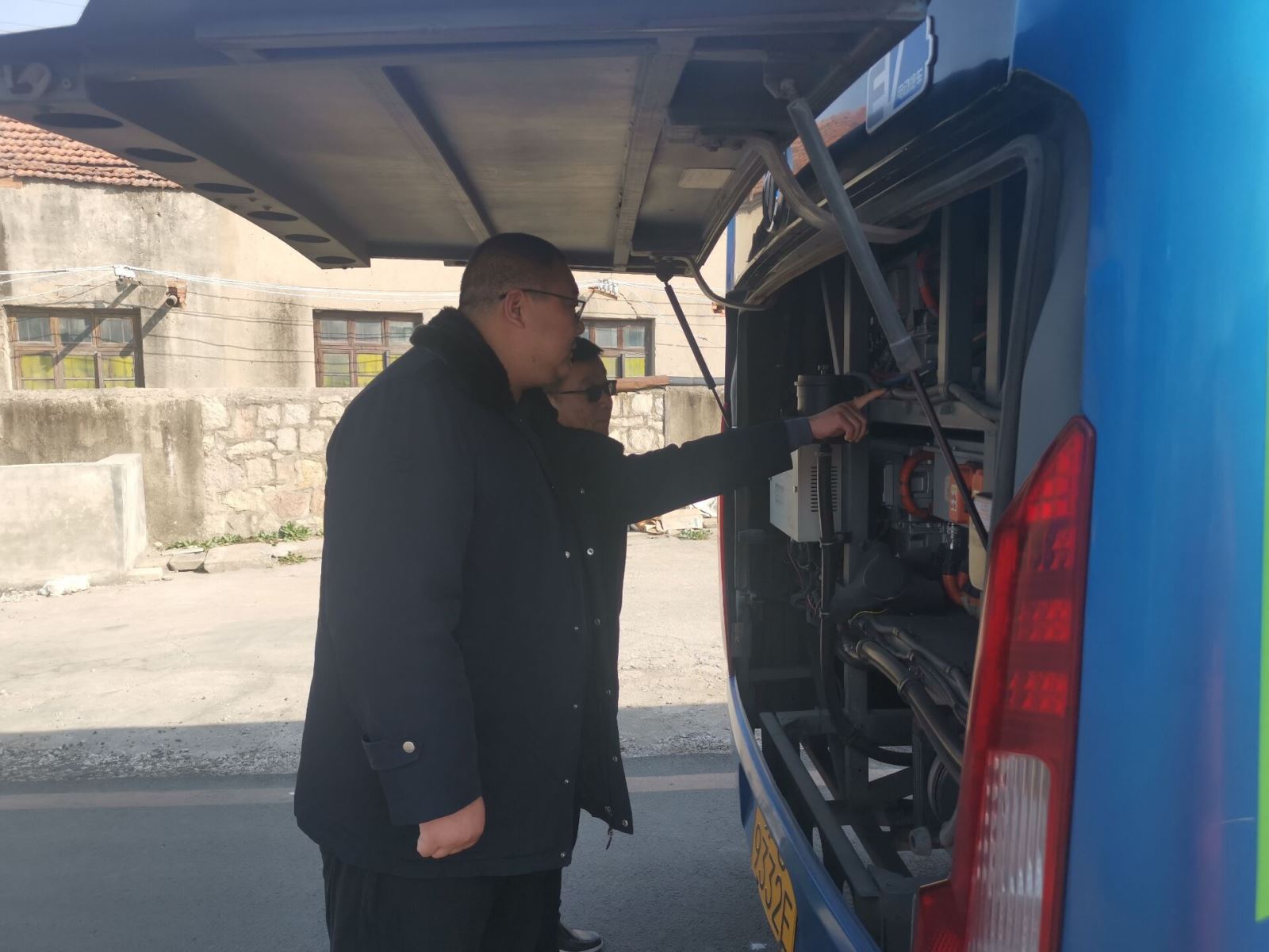 公交集團(tuán)公交事業(yè)一部開展純電動(dòng)車電池倉(cāng)專項(xiàng)檢查工作