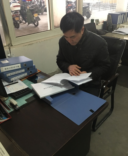 公交新浦公司對車隊基礎(chǔ)臺賬進(jìn)行檢查