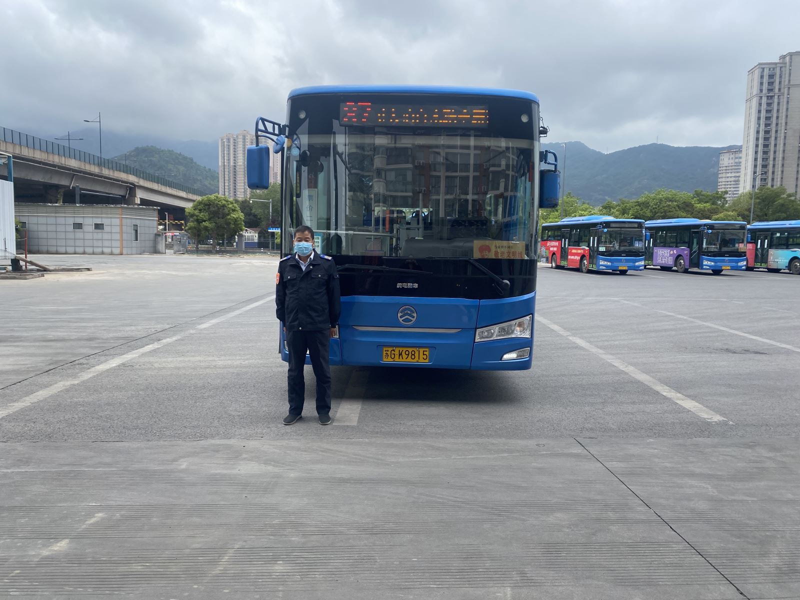 老人獨(dú)坐公交車迷失方向，公交駕駛員、110民警接力尋找家人