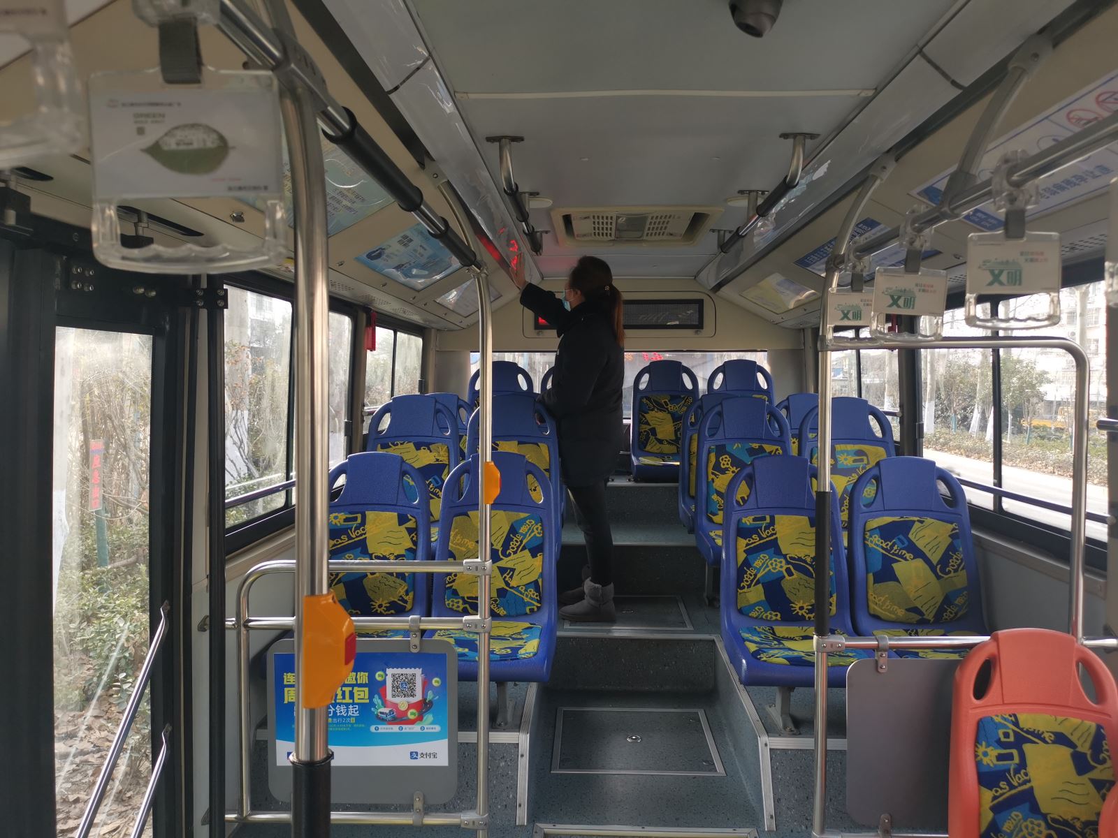 公交集團公交事業(yè)一部開展運營車容車貌及優(yōu)質(zhì)服務專項檢查工作