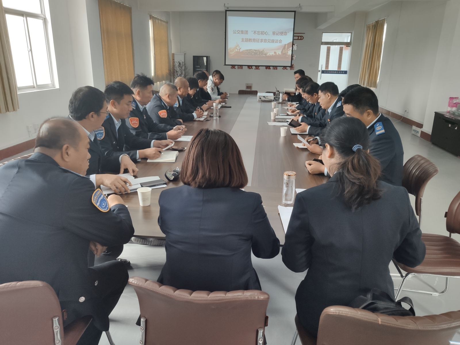 公交集團(tuán)公交事業(yè)一部開(kāi)展“不忘初心，牢記使命”主題教育征求意見(jiàn)座談會(huì)