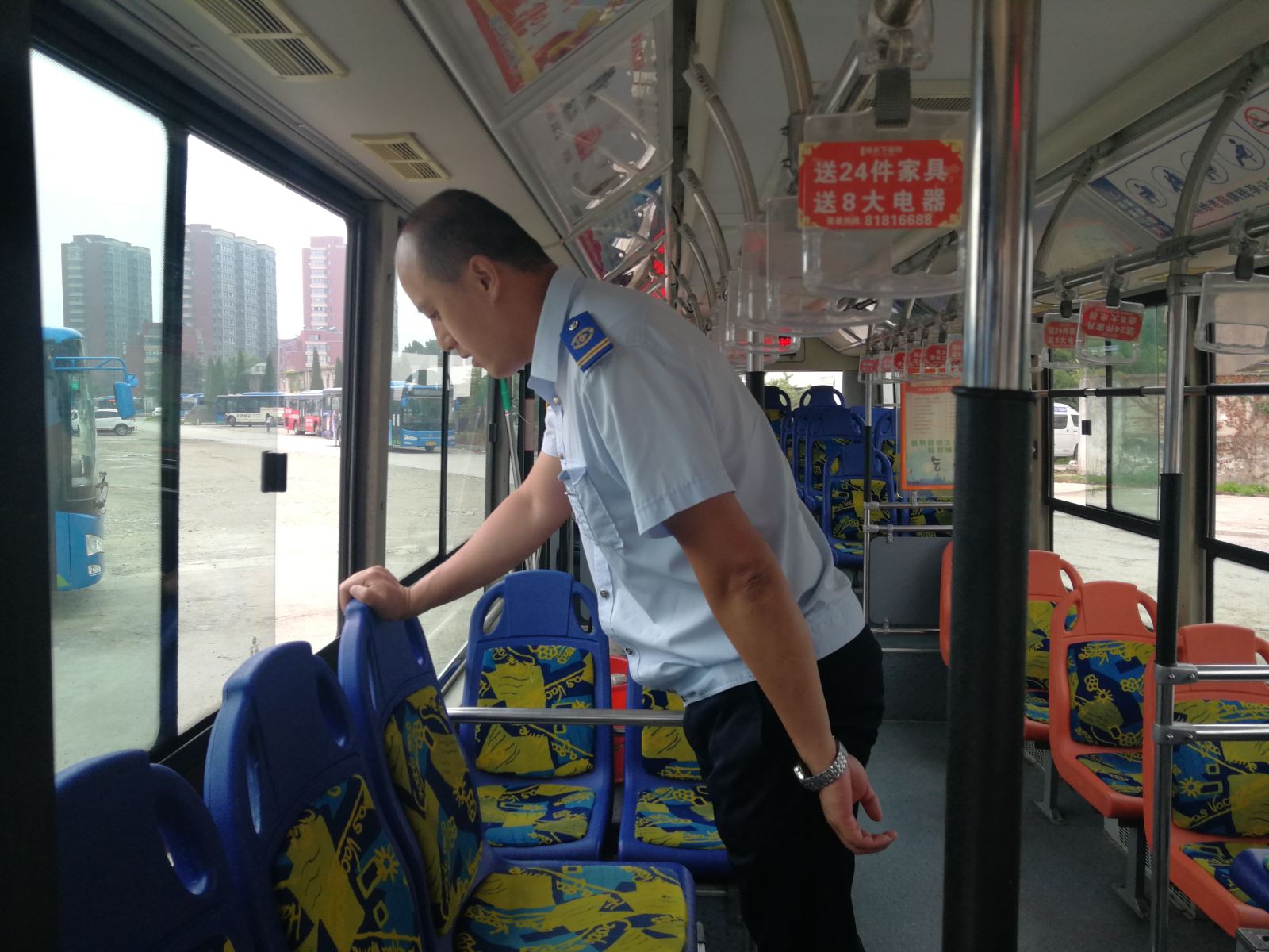 公交集團(tuán)海通公交公司開(kāi)展車(chē)輛衛(wèi)生檢查