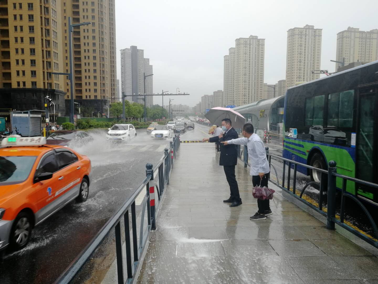大雨來襲，快速公交事業(yè)部抗?jié)硴岆U全力以赴 為市民出行保駕護航！