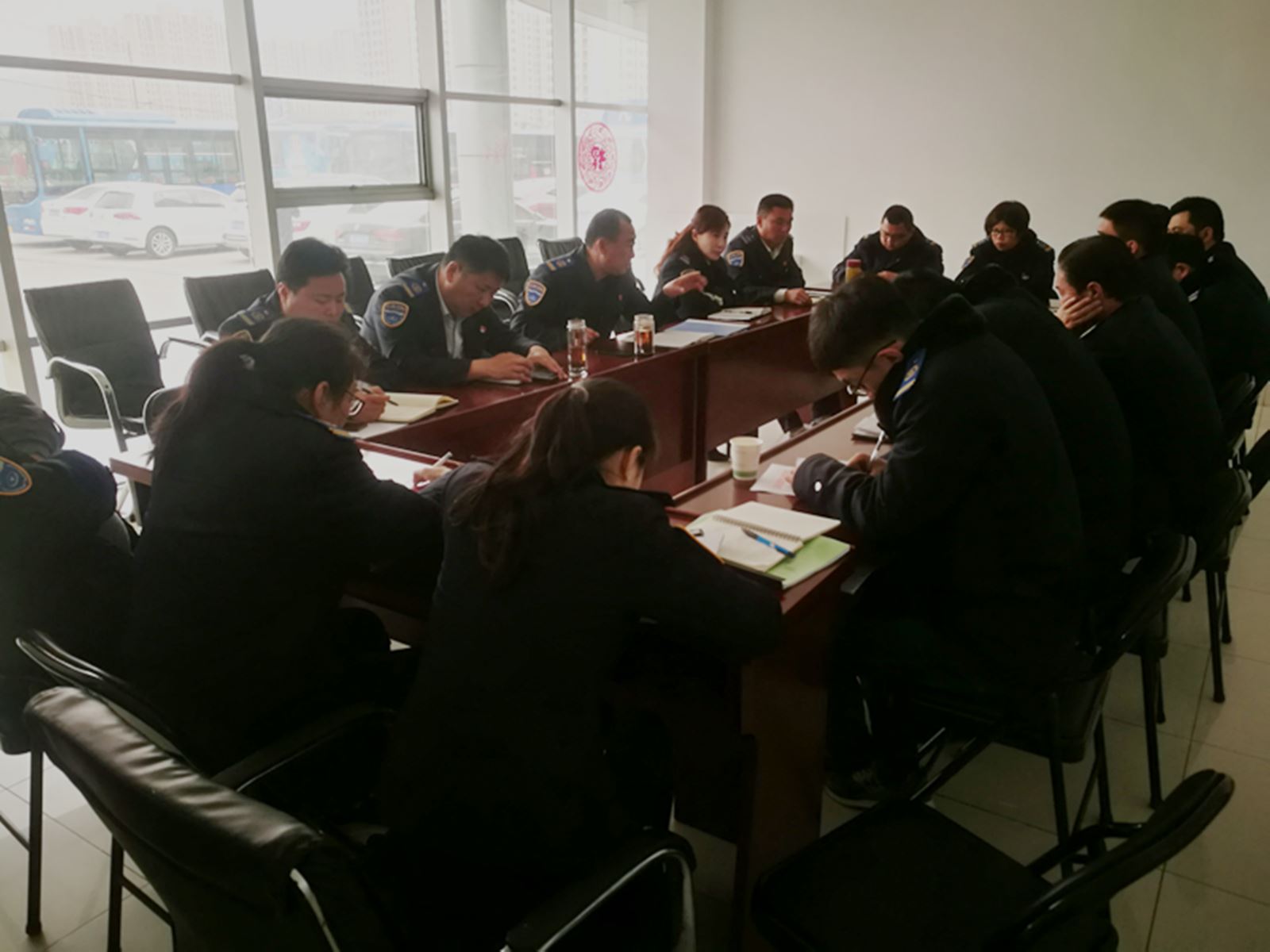 公交集團(tuán)經(jīng)營(yíng)發(fā)展事業(yè)部召開(kāi)“安全生產(chǎn)、優(yōu)質(zhì)服務(wù)”動(dòng)員部署會(huì)