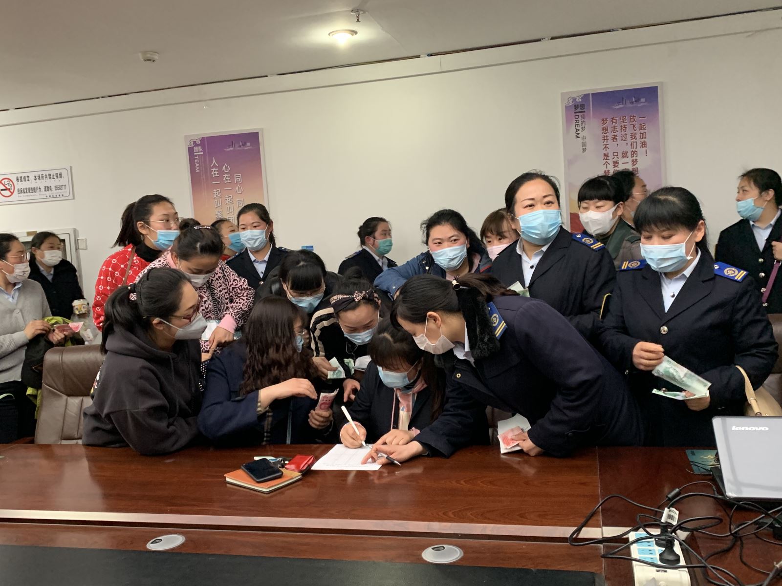 攜手戰(zhàn)病魔，大愛暖人心——快速公交事業(yè)部為站務(wù)員熊炳茹幼子捐款