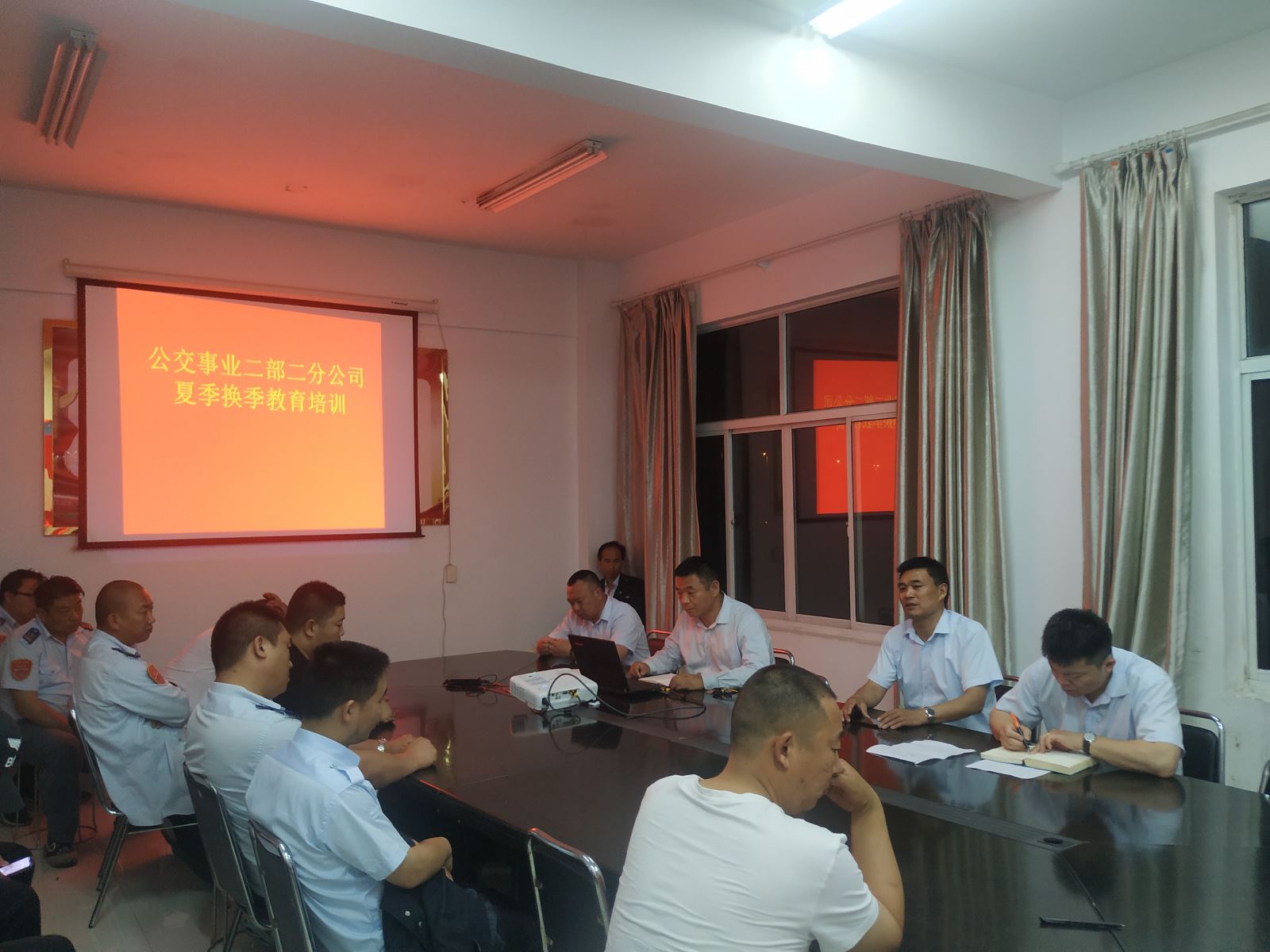 公交集團(tuán)公交事業(yè)二部開(kāi)展夏季換季教育培訓(xùn)