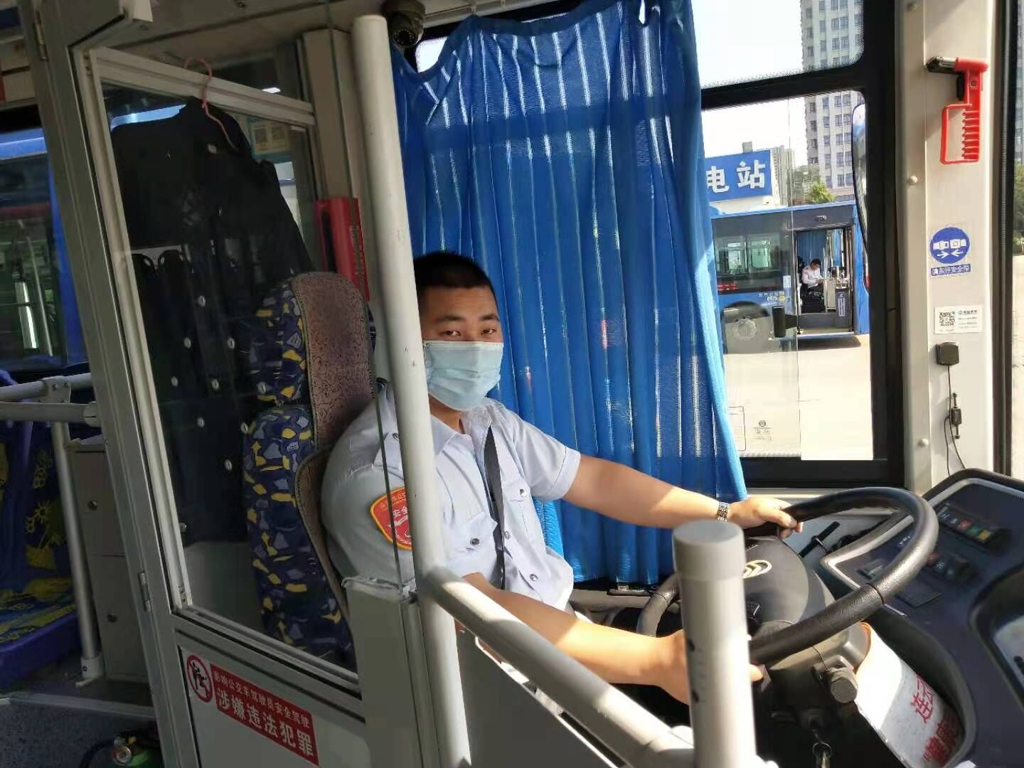 公交集團(tuán)公交事業(yè)一部22路駕駛員拾金不昧受表揚