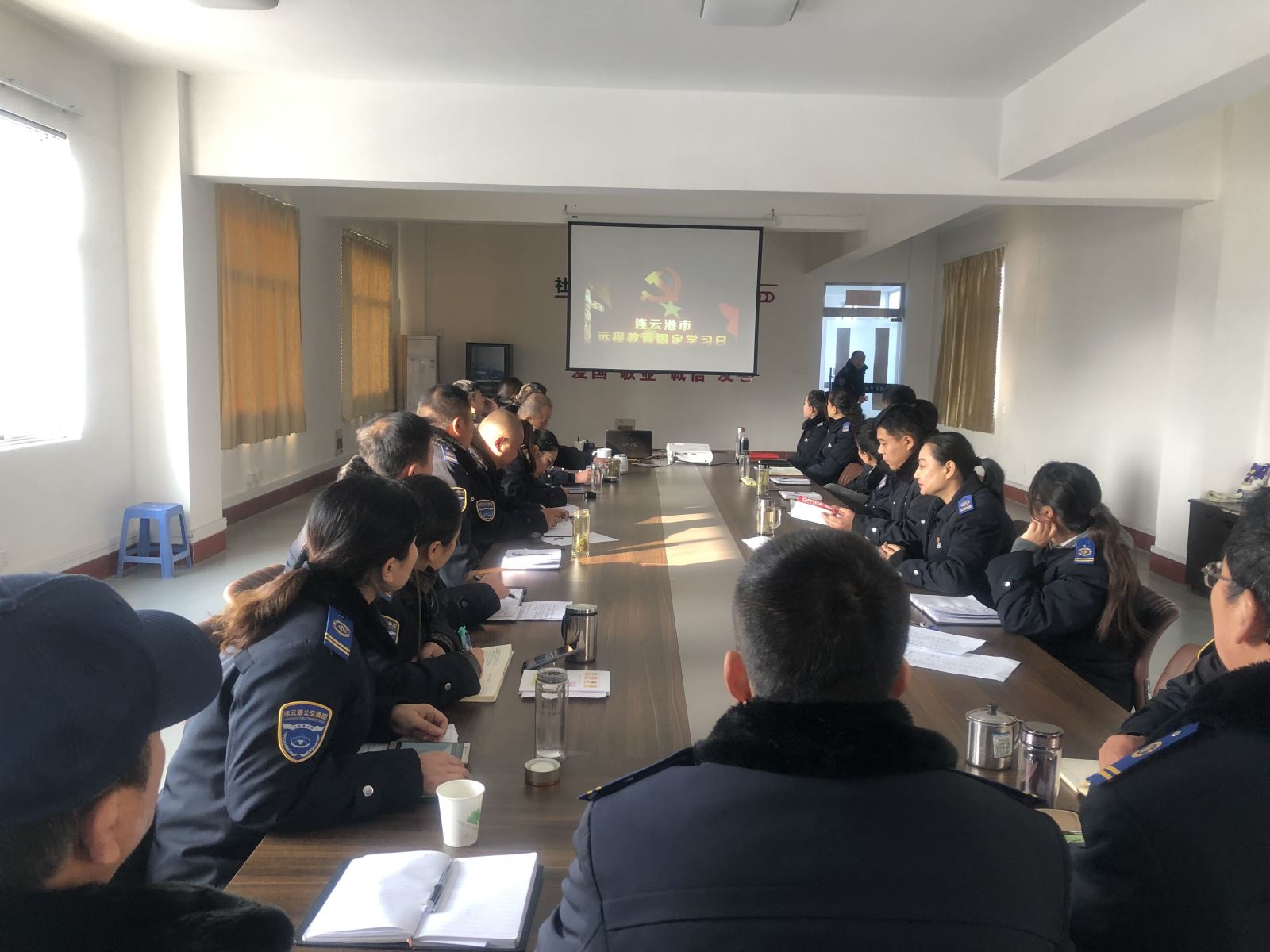 公交集團(tuán)公交事業(yè)一部、公交事業(yè)二部組織觀看專題片《必由之路》