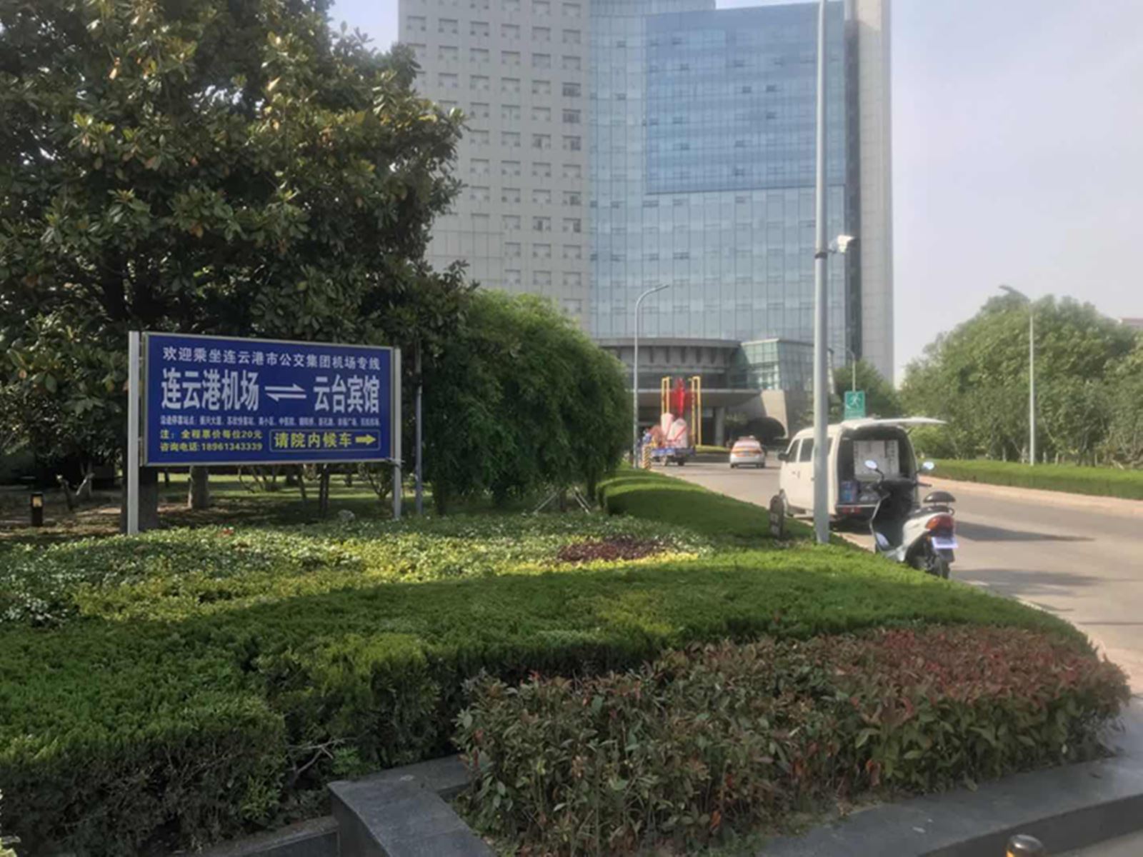 公交集團經(jīng)營發(fā)展事業(yè)部安裝機場線乘車指示牌 服務(wù)乘車市民