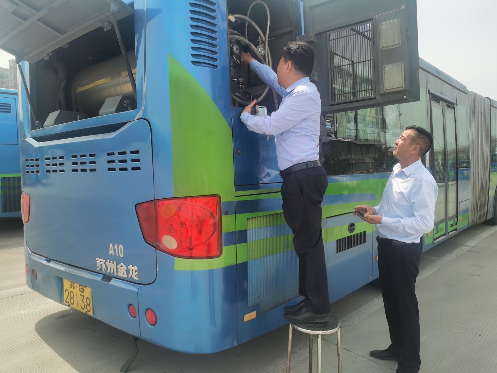 公交集團(tuán)快速公交事業(yè)部開(kāi)展端午節(jié)前車(chē)輛專(zhuān)項(xiàng)檢查工作