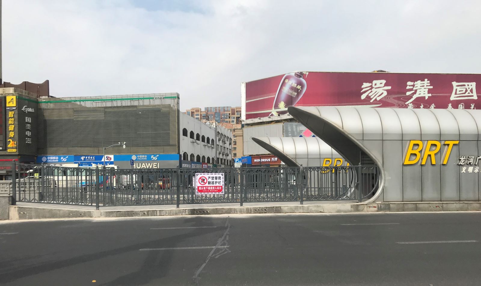 快速公交事業(yè)部加高站臺(tái)護(hù)欄，打造文明交通