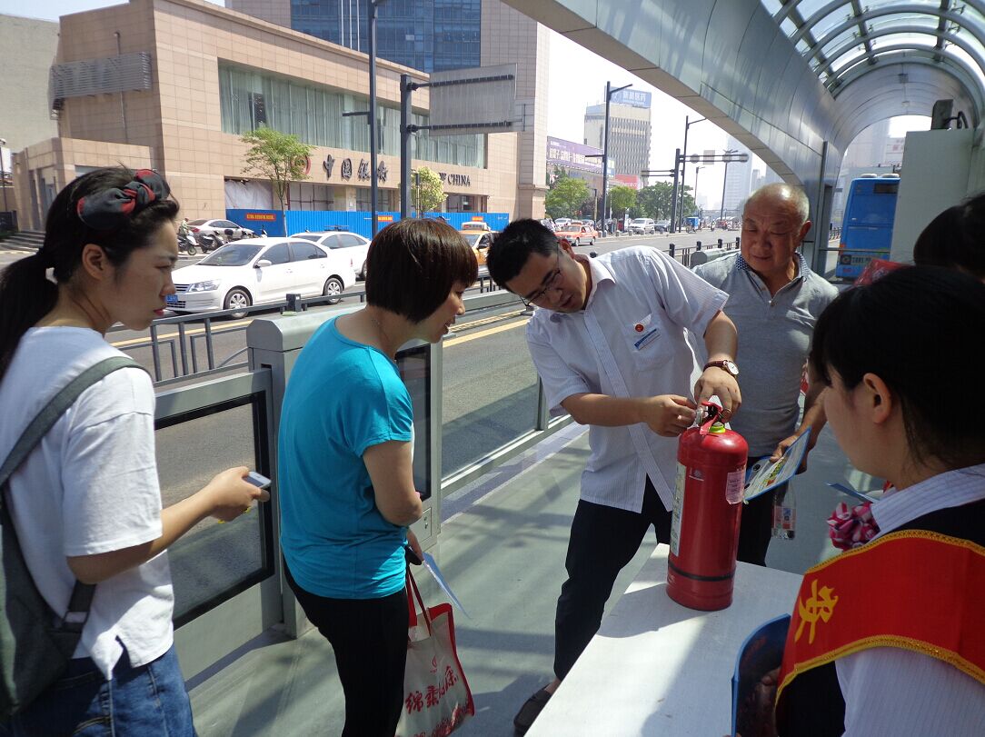 公交快速公司圓滿完成“安全咨詢?nèi)铡被顒?/></a></em>
        <div>
        <span><a href=