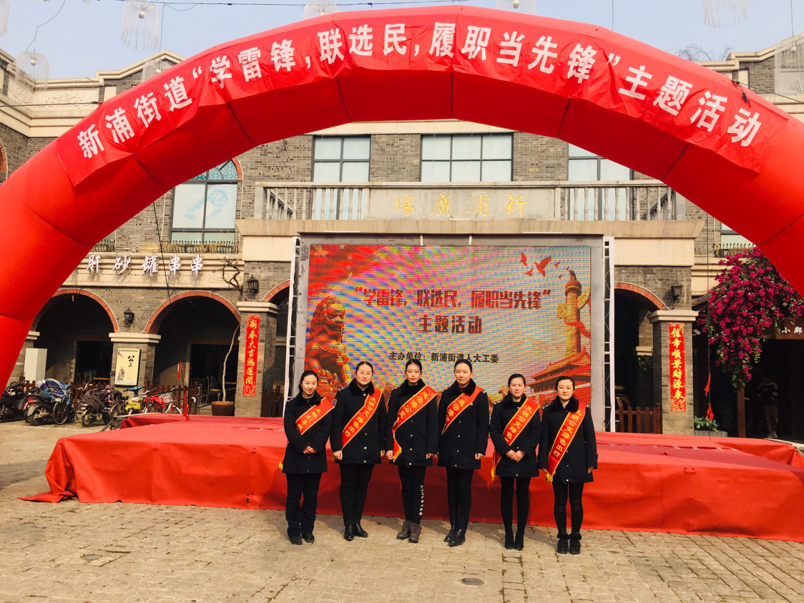 公交集團(tuán)開展“學(xué)雷鋒、我行動(dòng)”志愿服務(wù)活動(dòng)