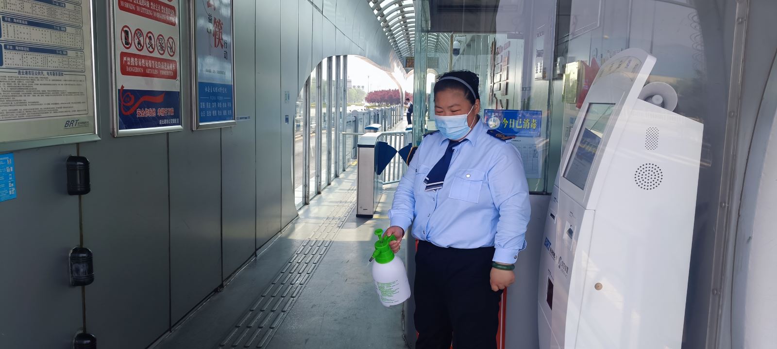 乘客身體不適，站務(wù)員暖心幫助 獲家屬連連道謝