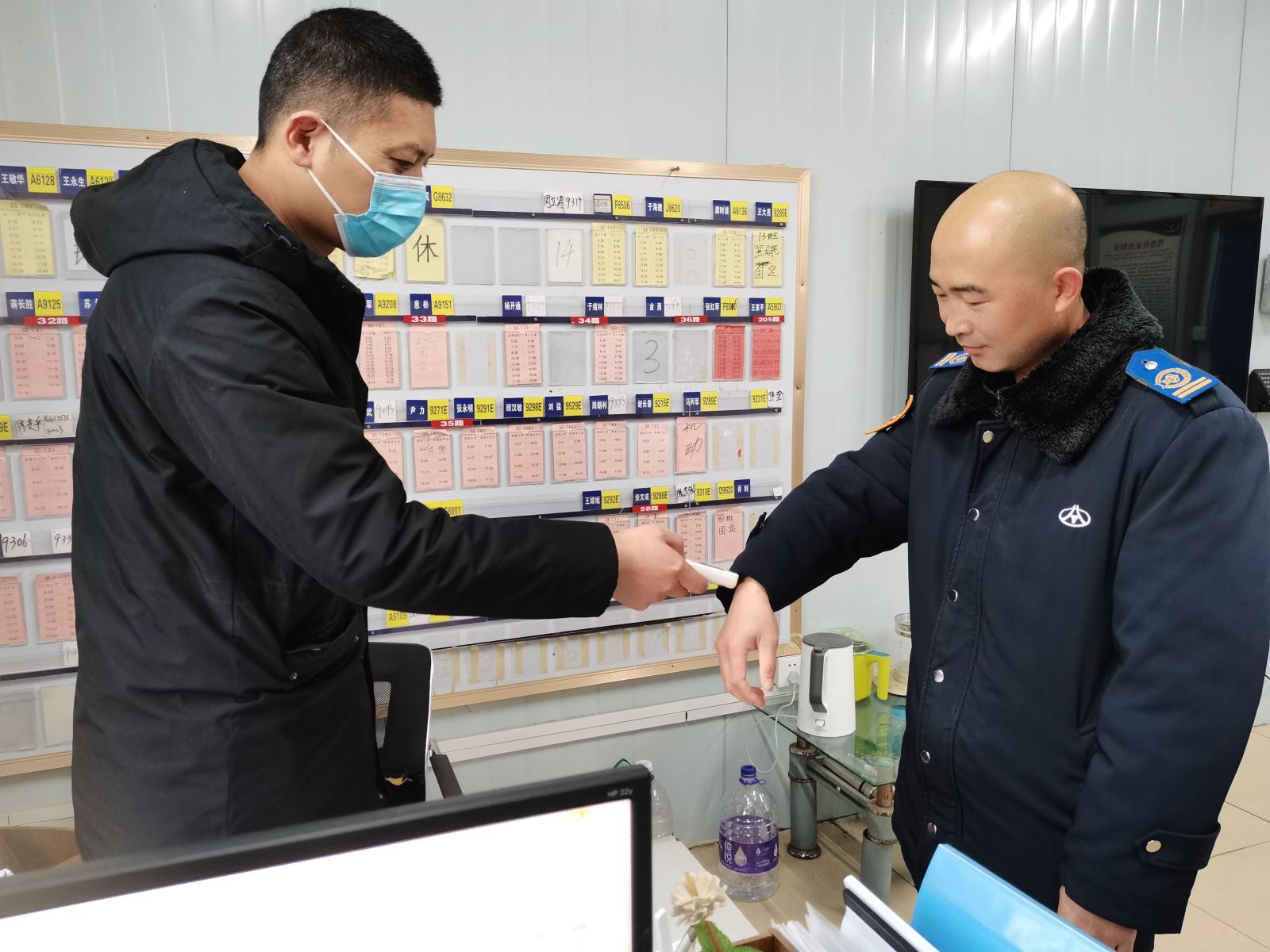 公交集團(tuán)公交事業(yè)二部持續(xù)開展春運(yùn)期間駕駛員崗前溫度酒精、血壓測(cè)試工作