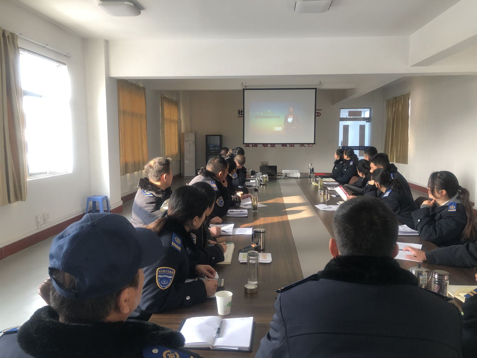 公交集團(tuán)事業(yè)一部、二部組織觀看專題片《誕生地》