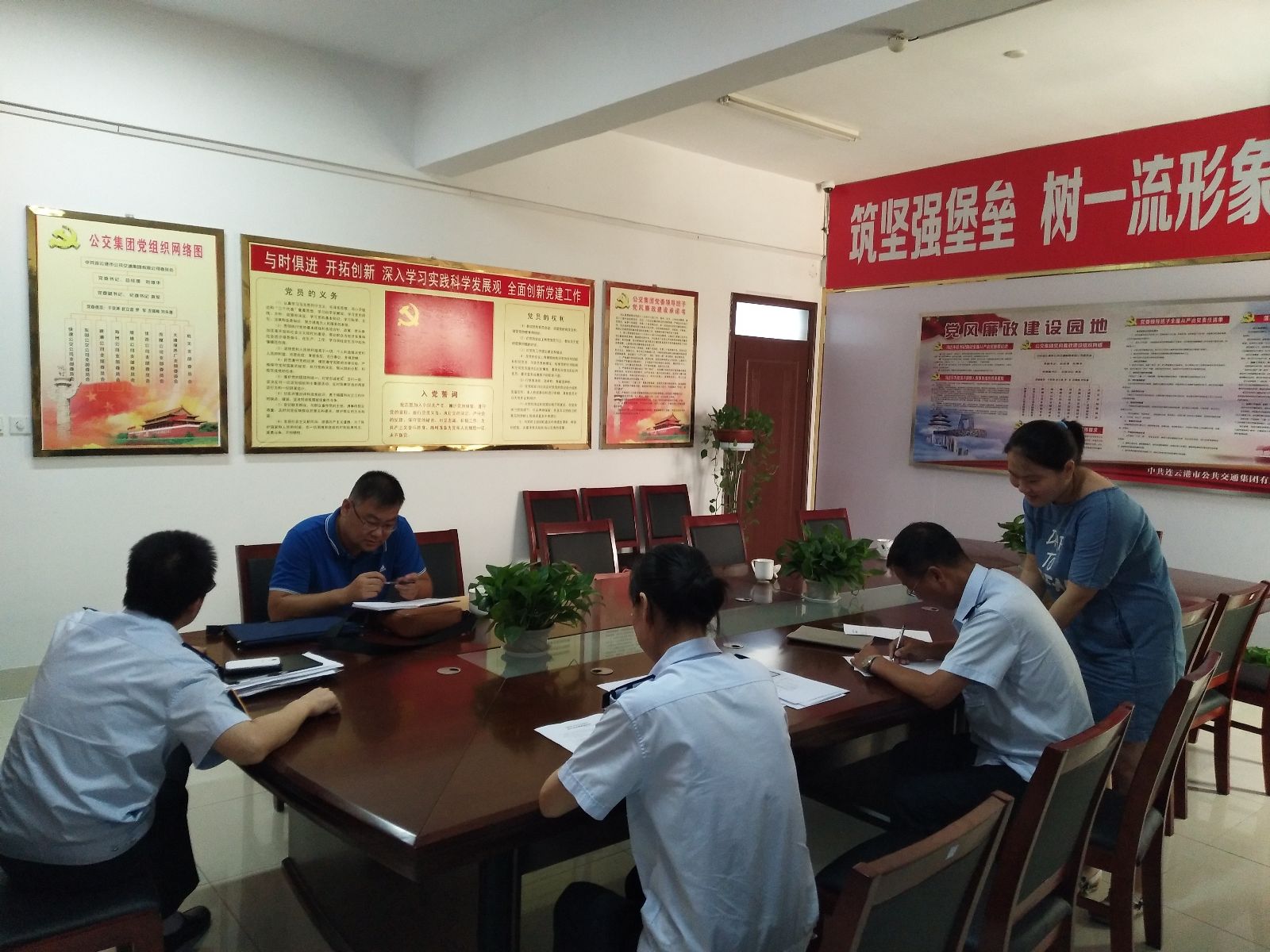 國家統(tǒng)計(jì)局連云港調(diào)查隊(duì)對(duì)公交集團(tuán)進(jìn)行統(tǒng)計(jì)執(zhí)法檢查