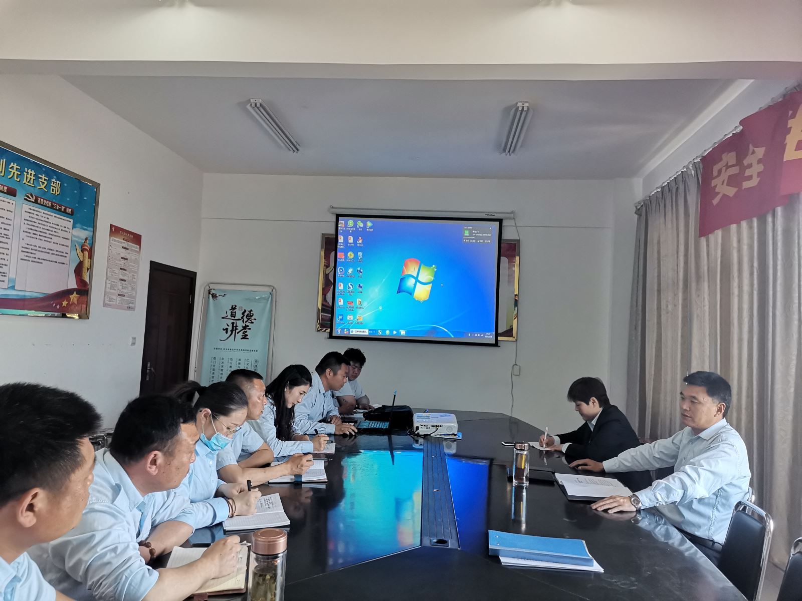 公交集團(tuán)公交事業(yè)二部開(kāi)展安全、機(jī)務(wù)工作專(zhuān)題會(huì)議