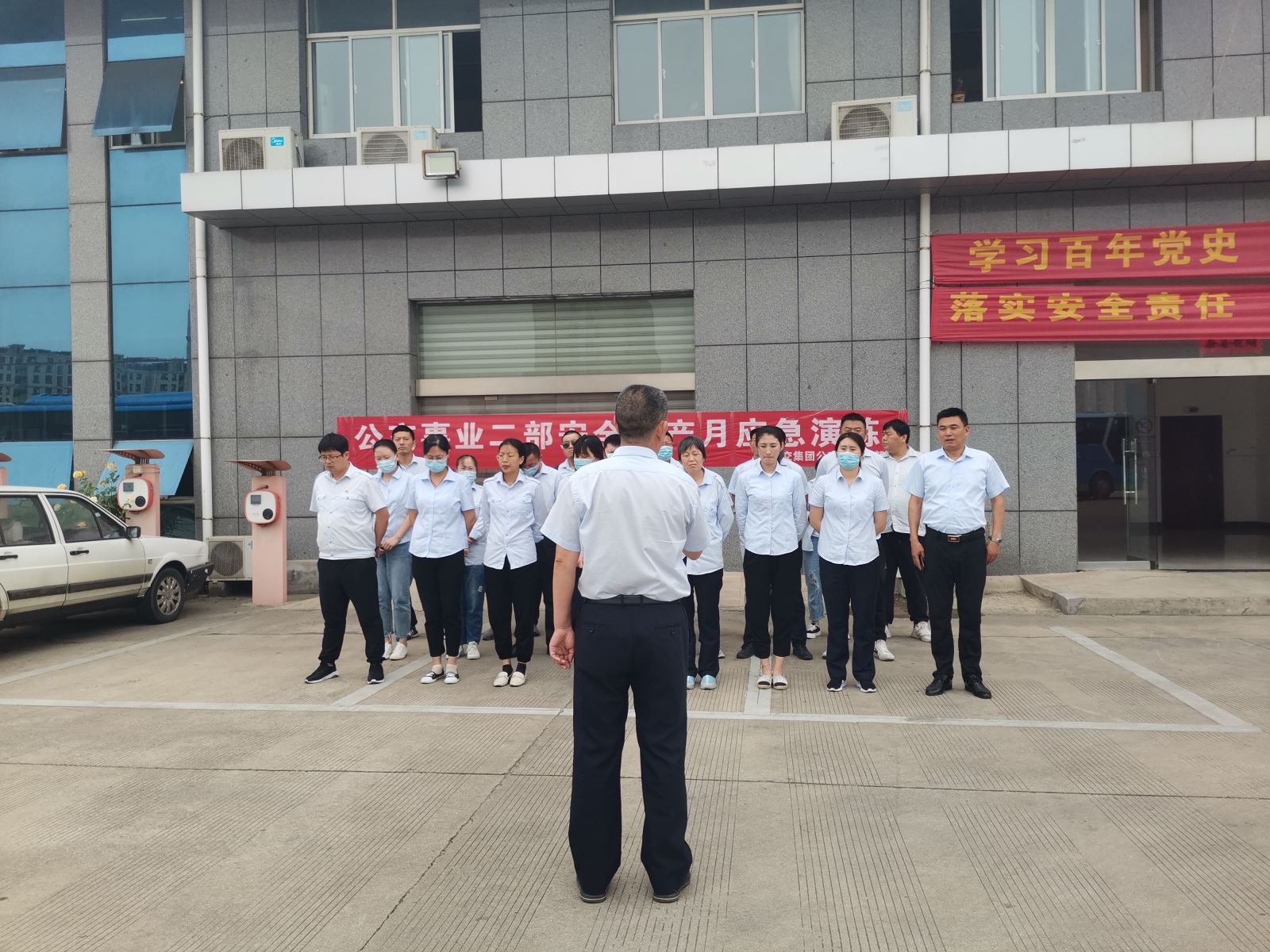 公交集團(tuán)公交事業(yè)二部認(rèn)真開(kāi)展消防安全疏散演練活動(dòng)