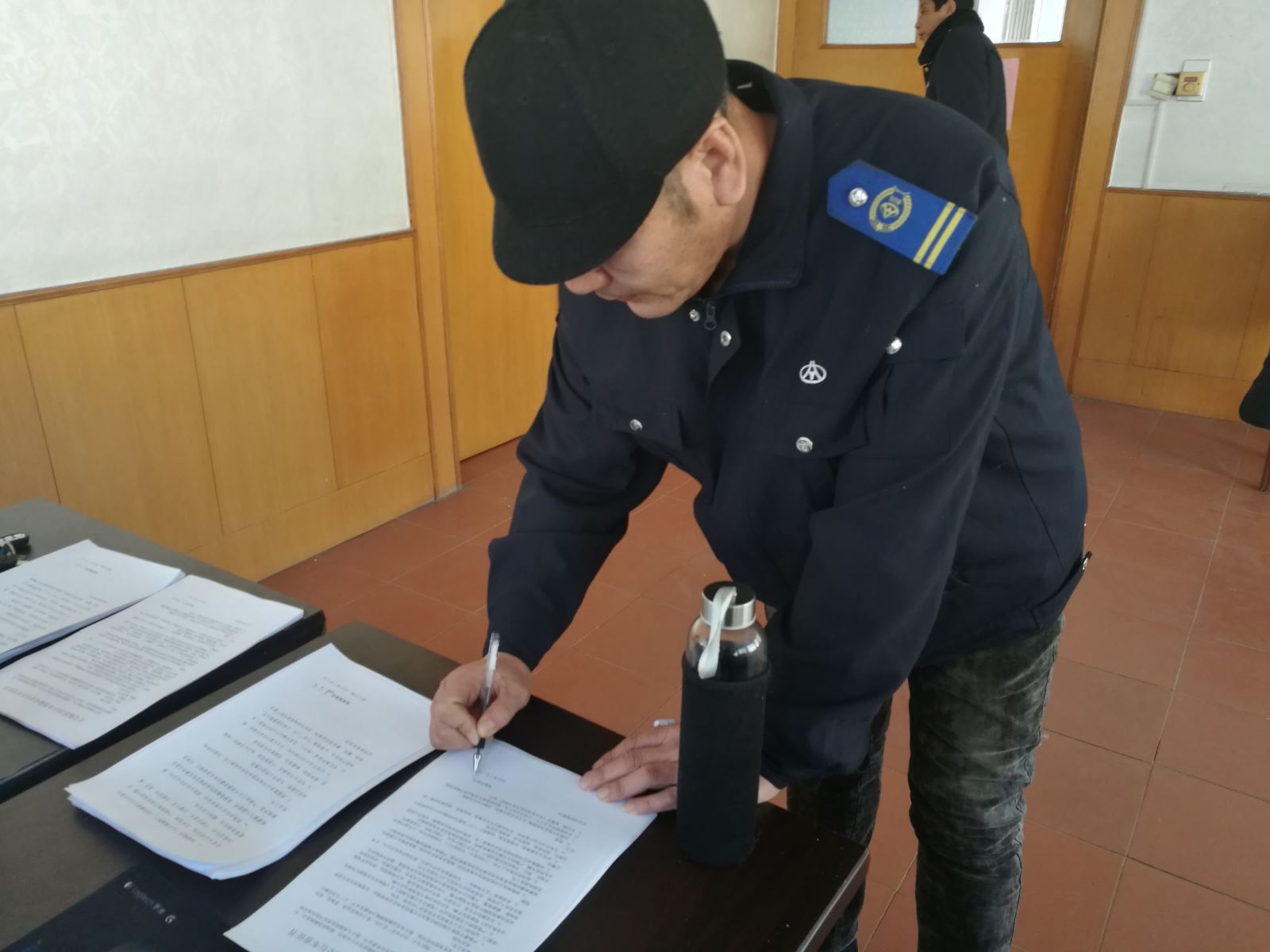 公交集團經(jīng)營發(fā)展事業(yè)部組織駕駛員簽訂2019年安全行車責(zé)任書