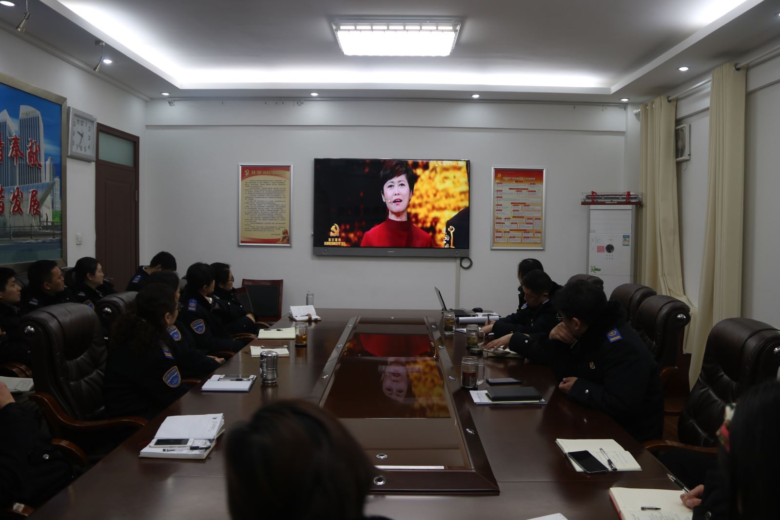 公交集團(tuán)組織黨員干部觀看《2018年度感動(dòng)中國(guó)人物頒獎(jiǎng)盛典》