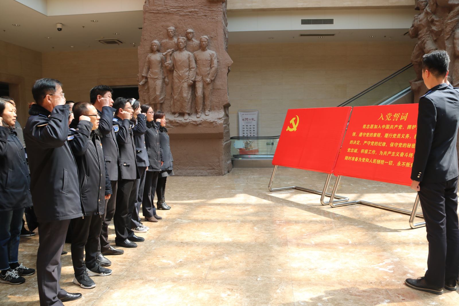 公交集團(tuán)機(jī)關(guān)總支開(kāi)展“緬懷先烈憶初心、傳承精神勇?lián)?dāng)”主題黨日活動(dòng)