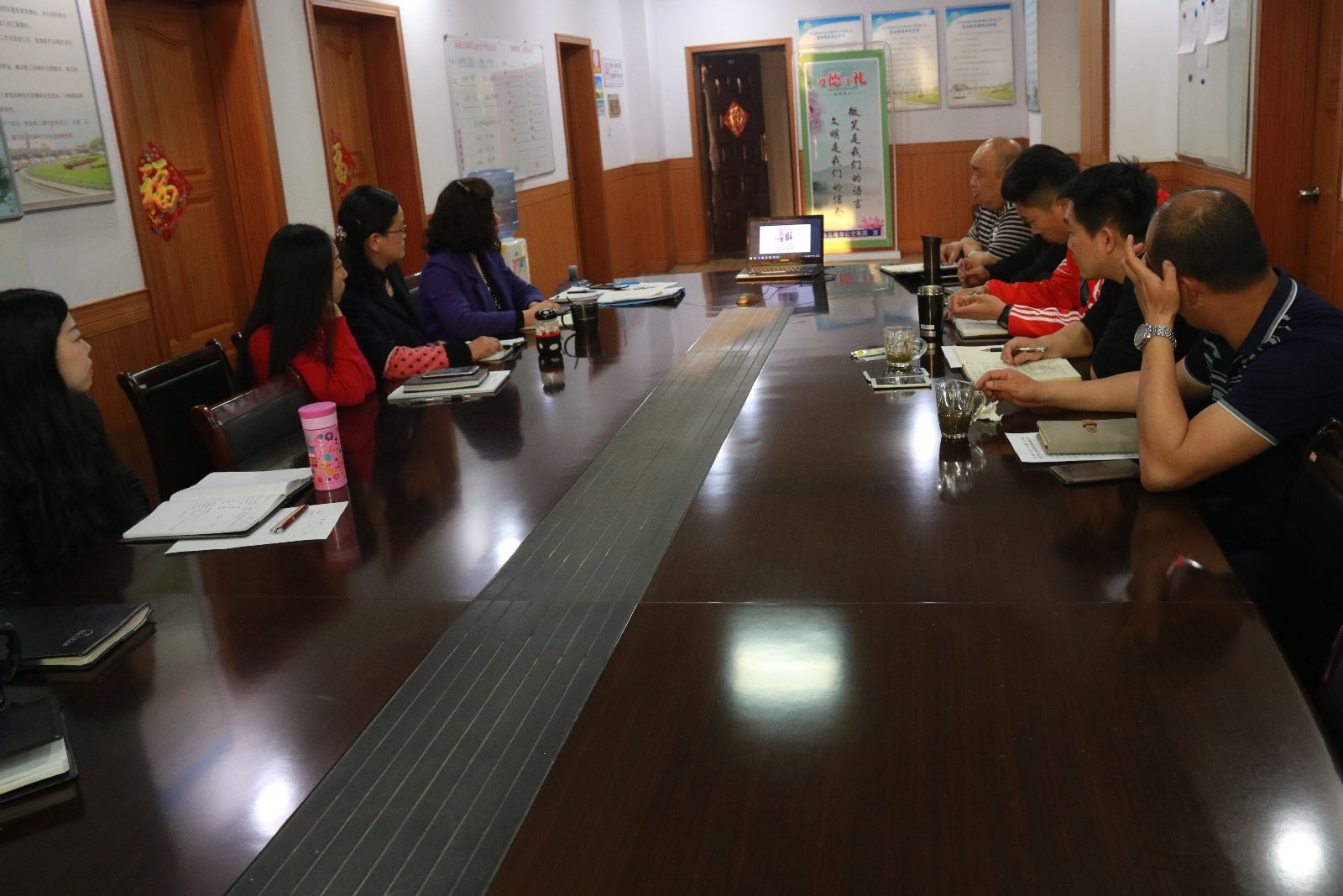 公交新浦公司組織固定學(xué)習(xí)日觀看《船廠諜影》、《追夢(mèng)英雄》